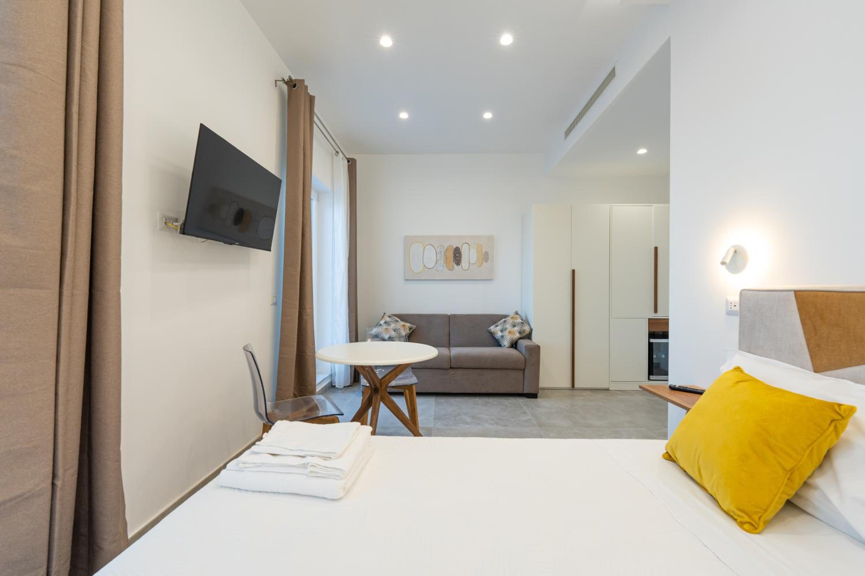 Deluxe Suite with Sea View - Photo 4