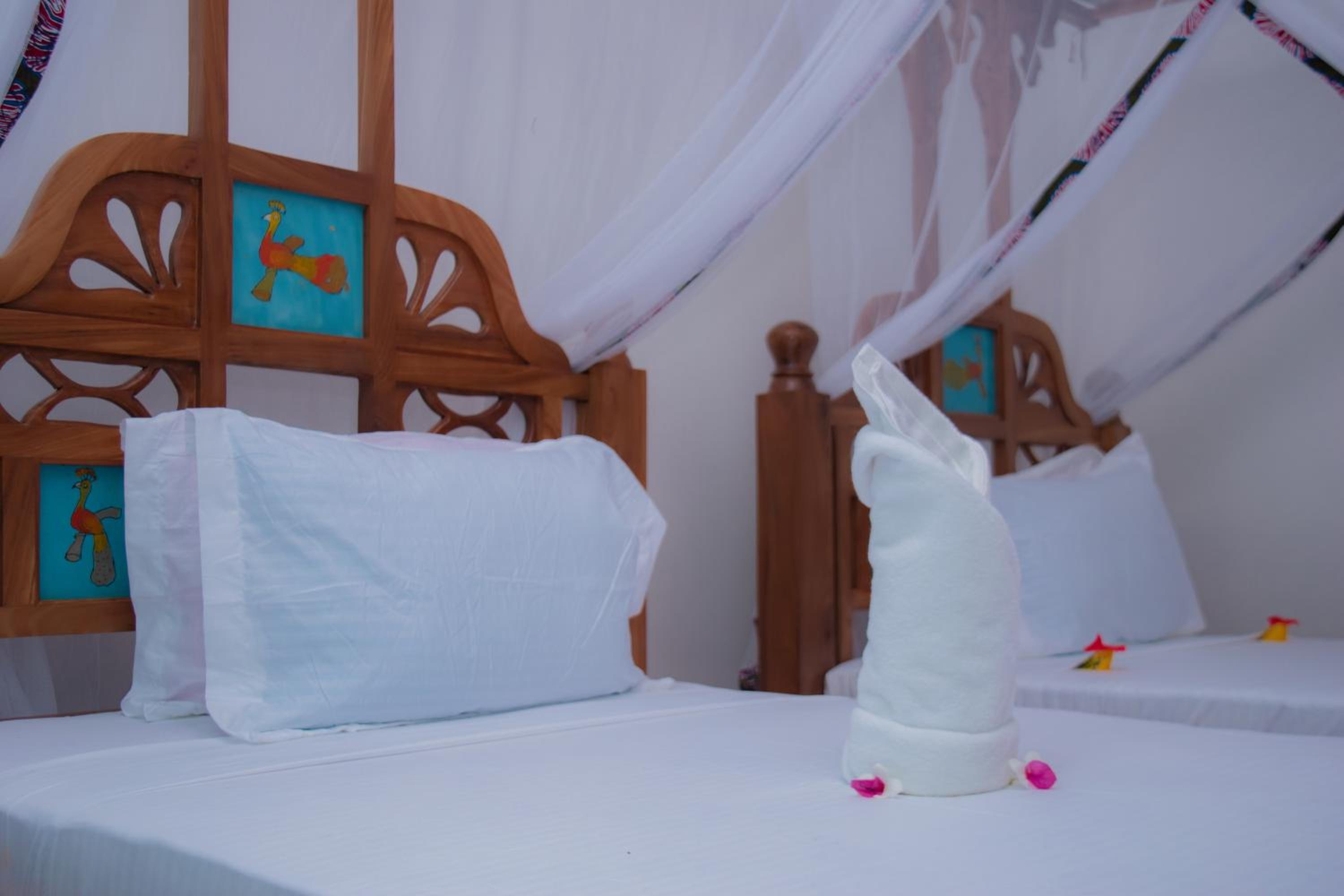 Twin Room with Pool View - Photo 16