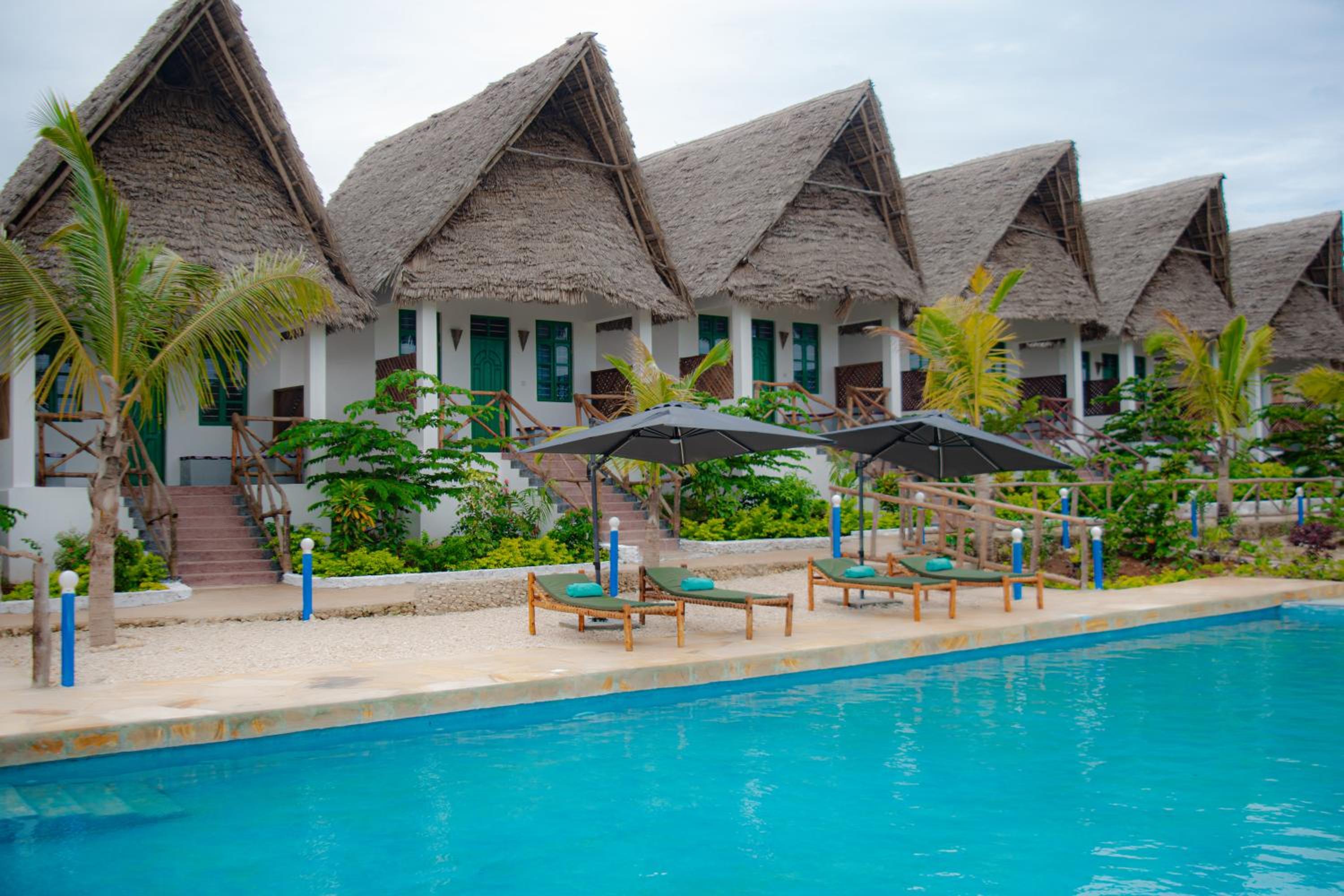 Double Room with Pool View - Photo 3