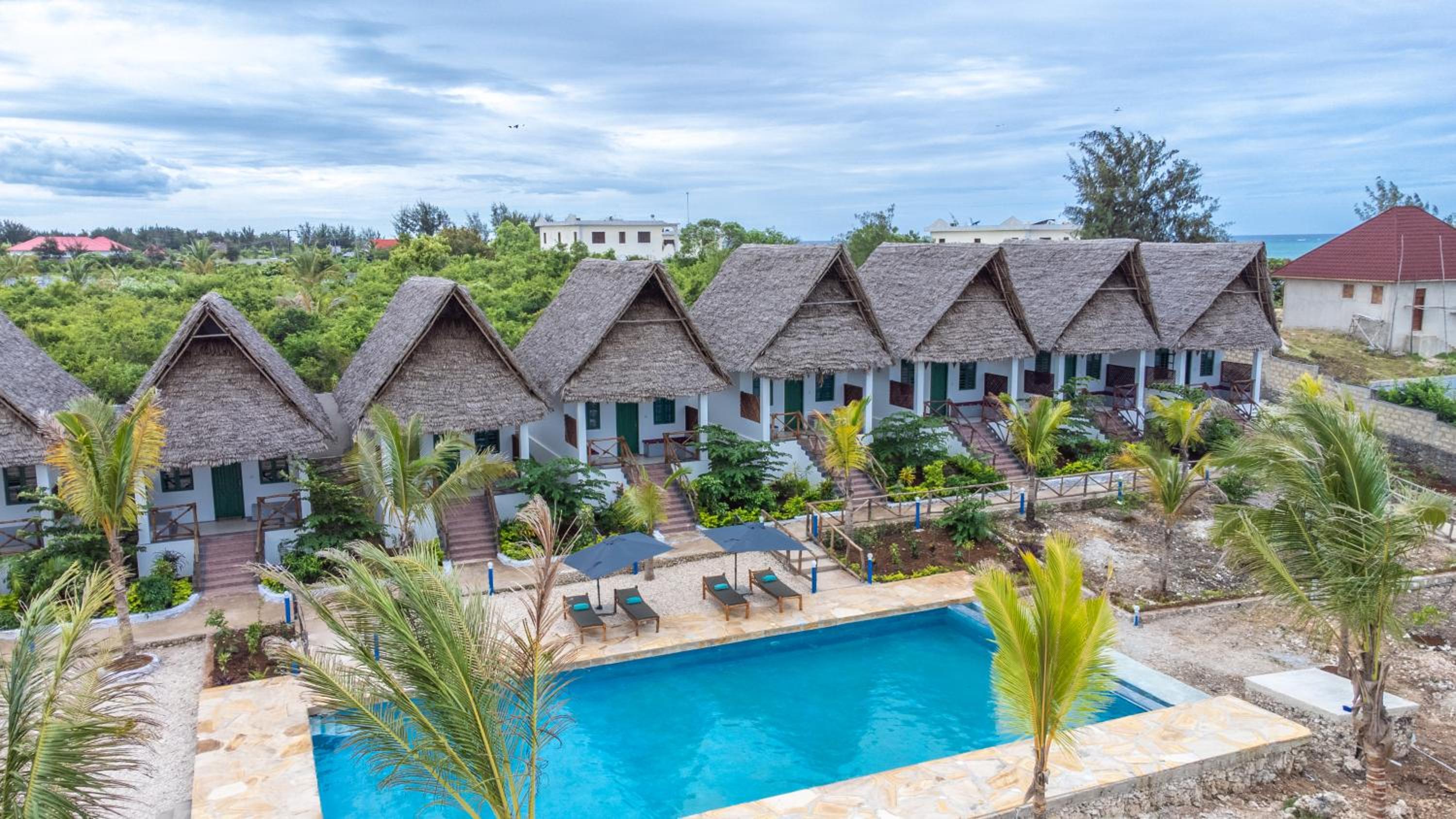 Double Room with Pool View - Photo 6