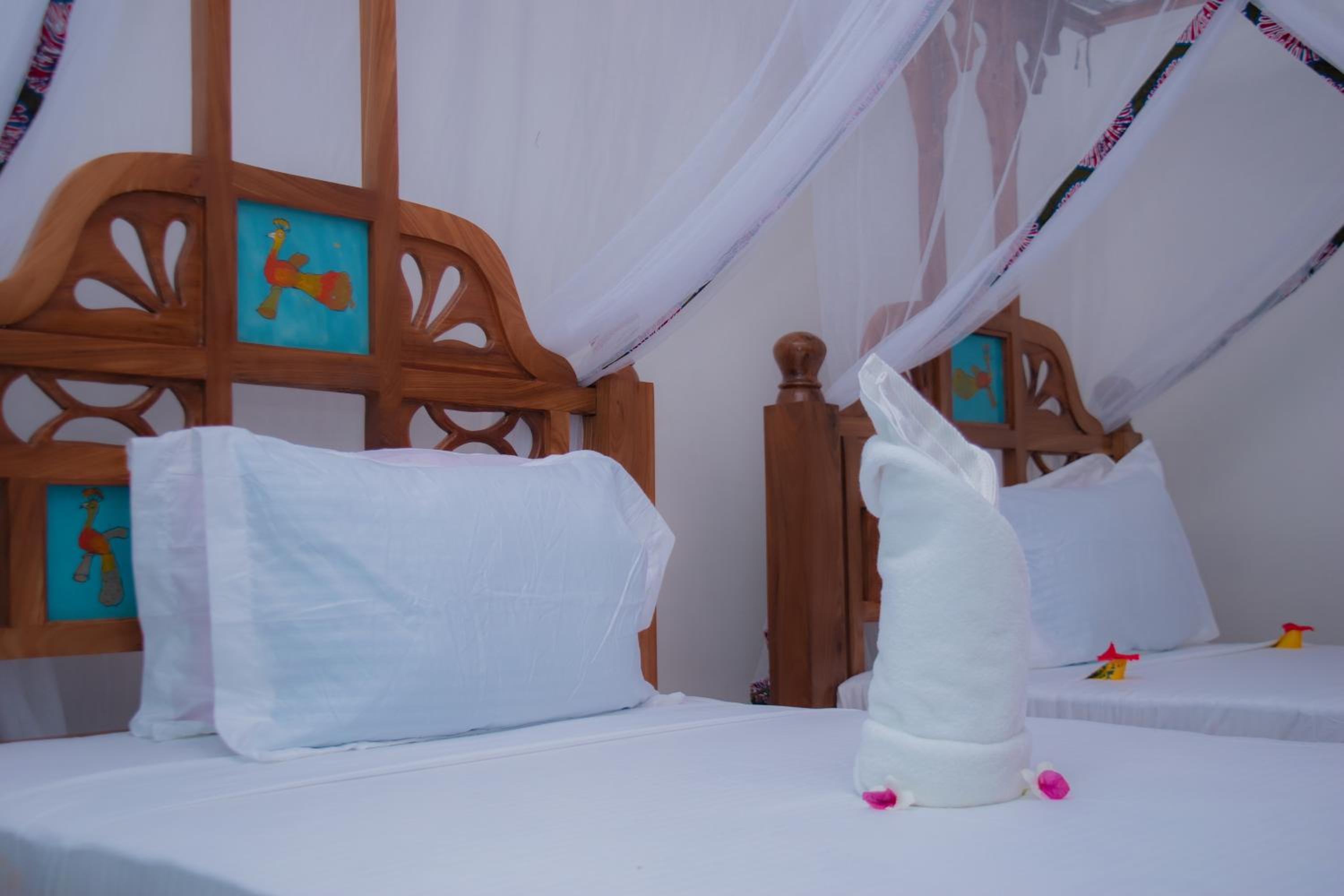 Twin Room with Pool View - Photo 3