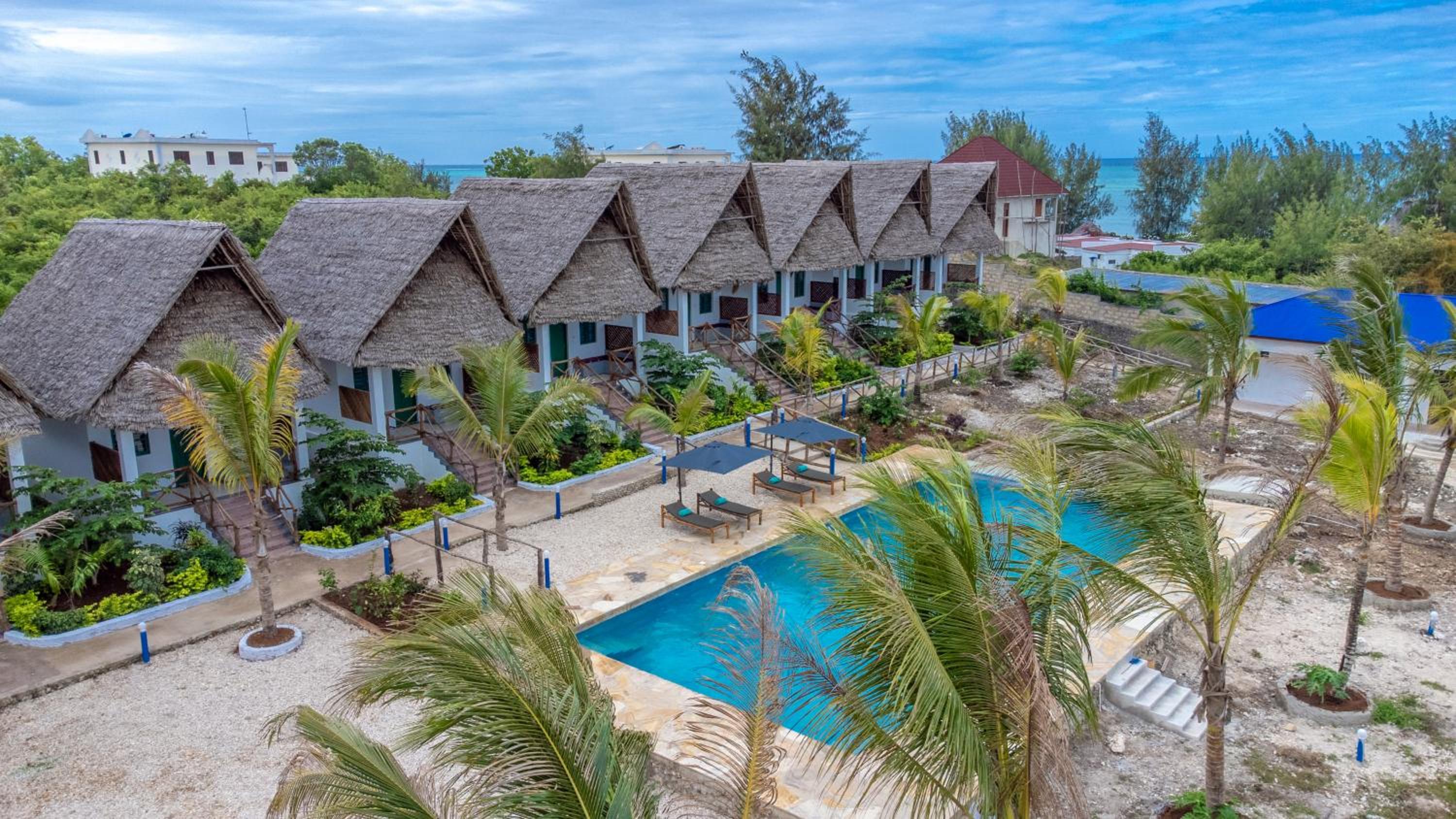 Double Room with Pool View - Photo 8
