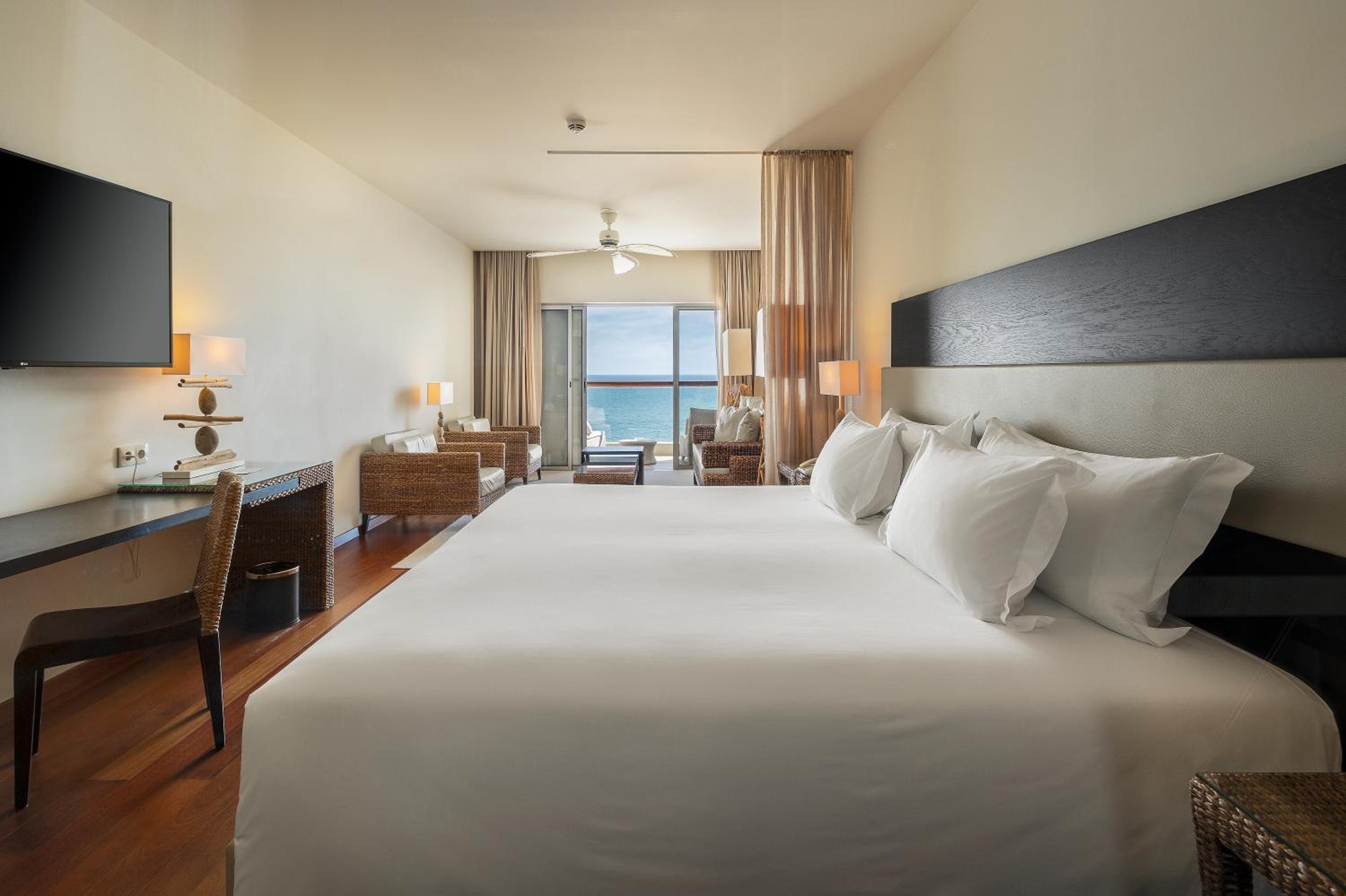Twin Junior Suite with Sea View - Mid Floor - Photo 1