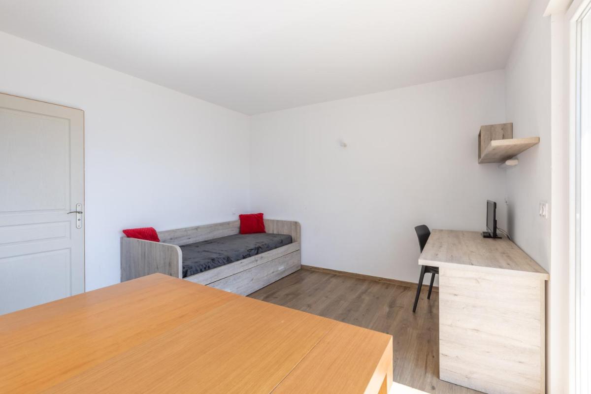 Apartment with Mountain View
