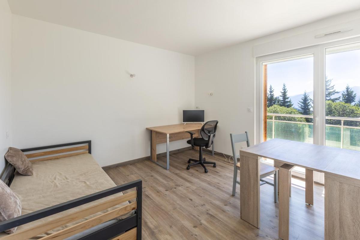 Apartment with Mountain View