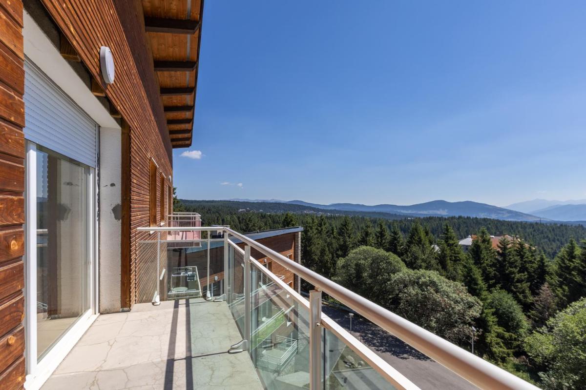 Apartment with Mountain View
