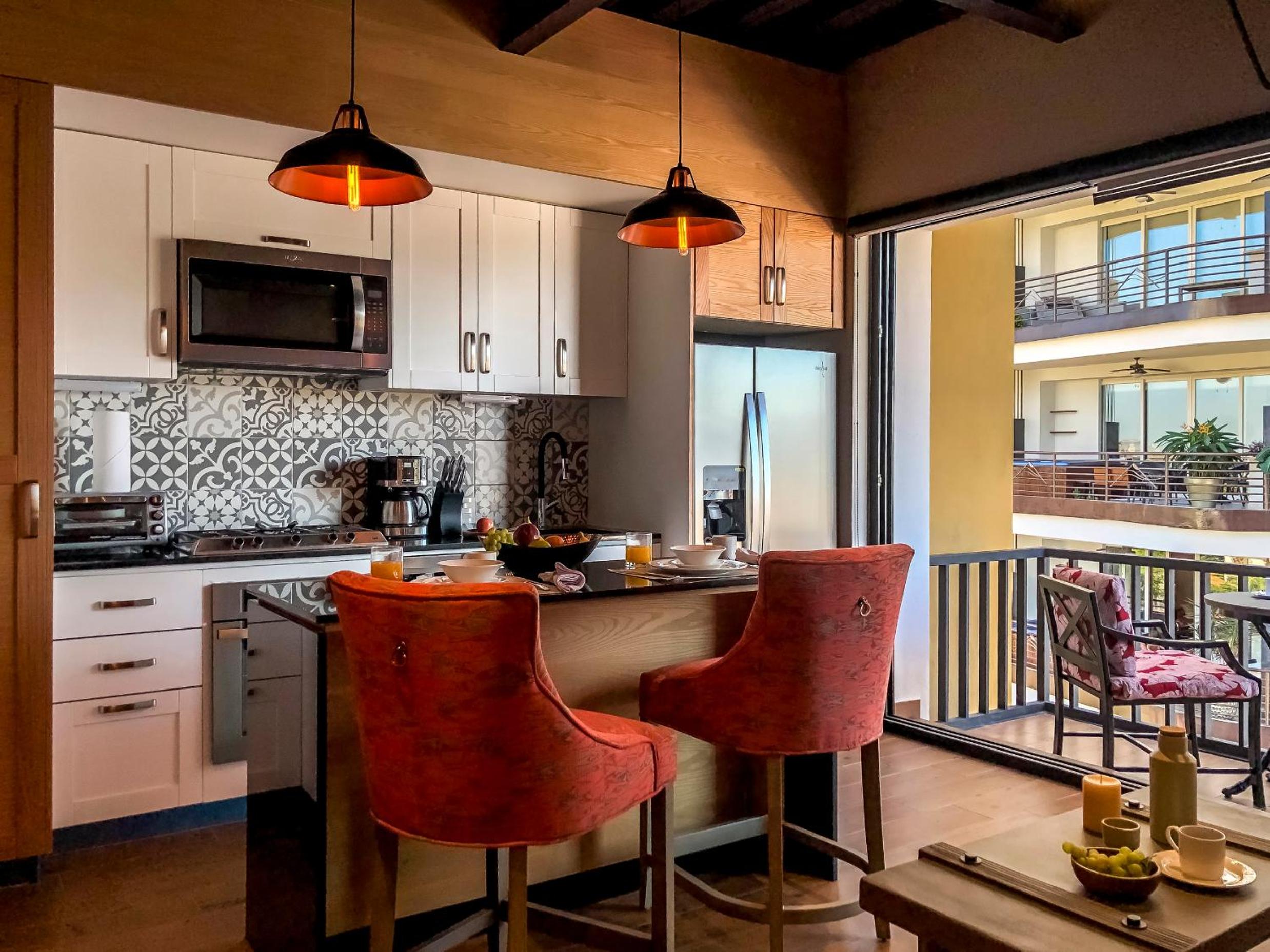 Deluxe King Suite - Photo 15