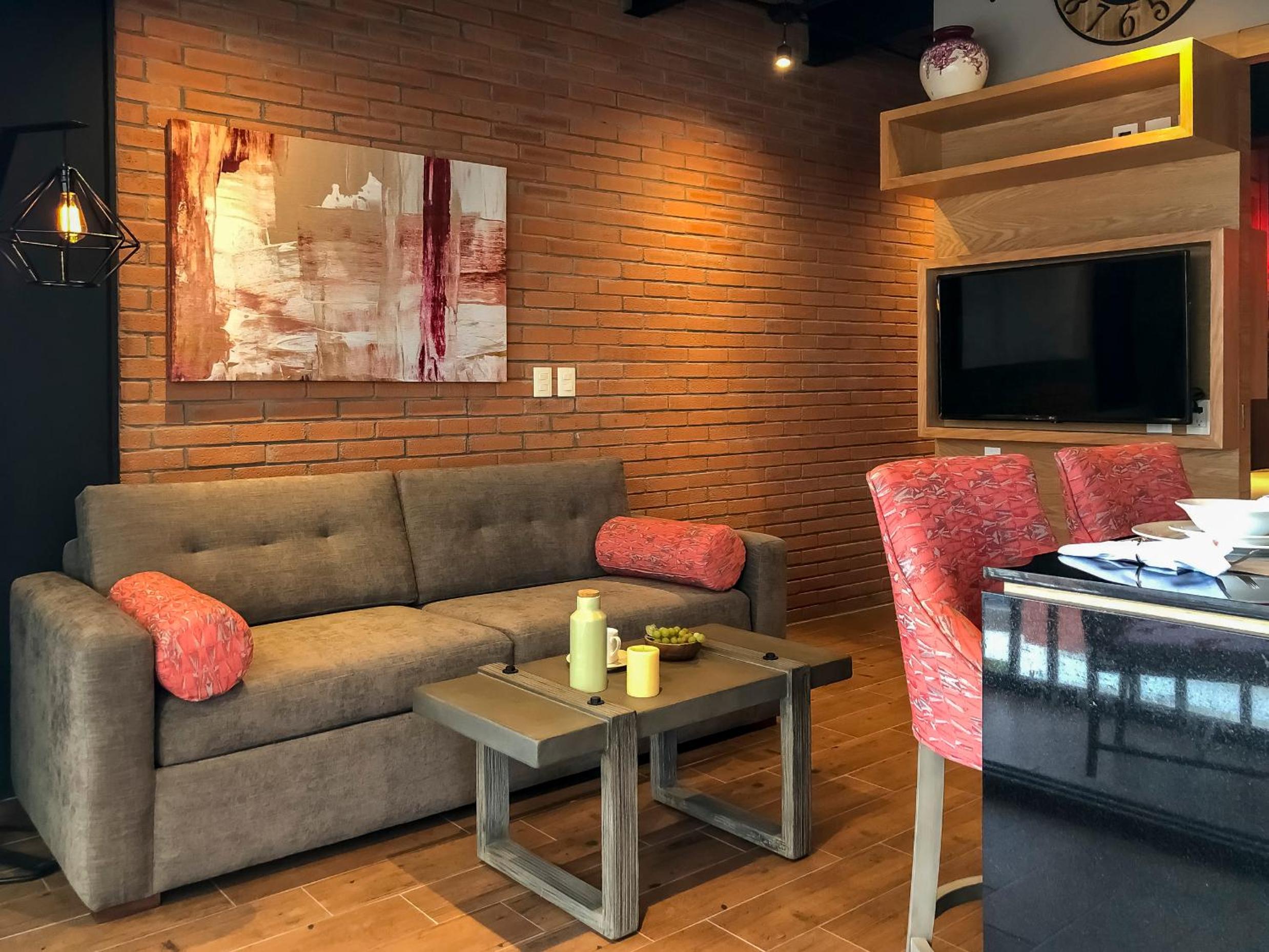Deluxe King Suite - Photo 18