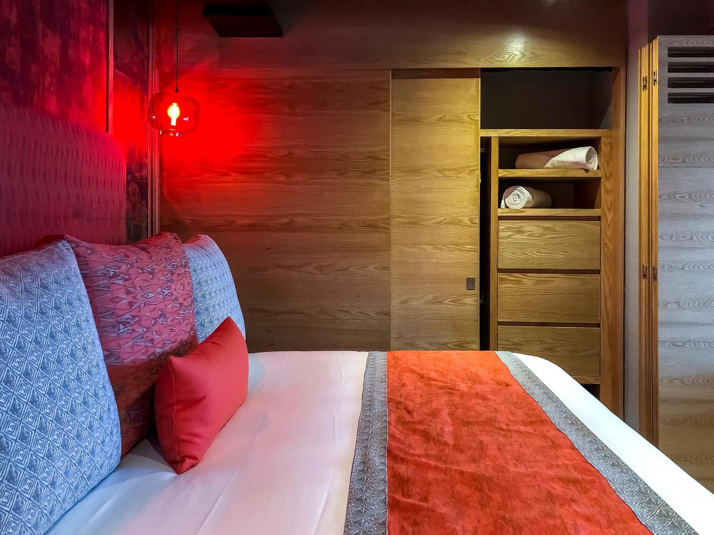 Deluxe King Suite - Photo 13