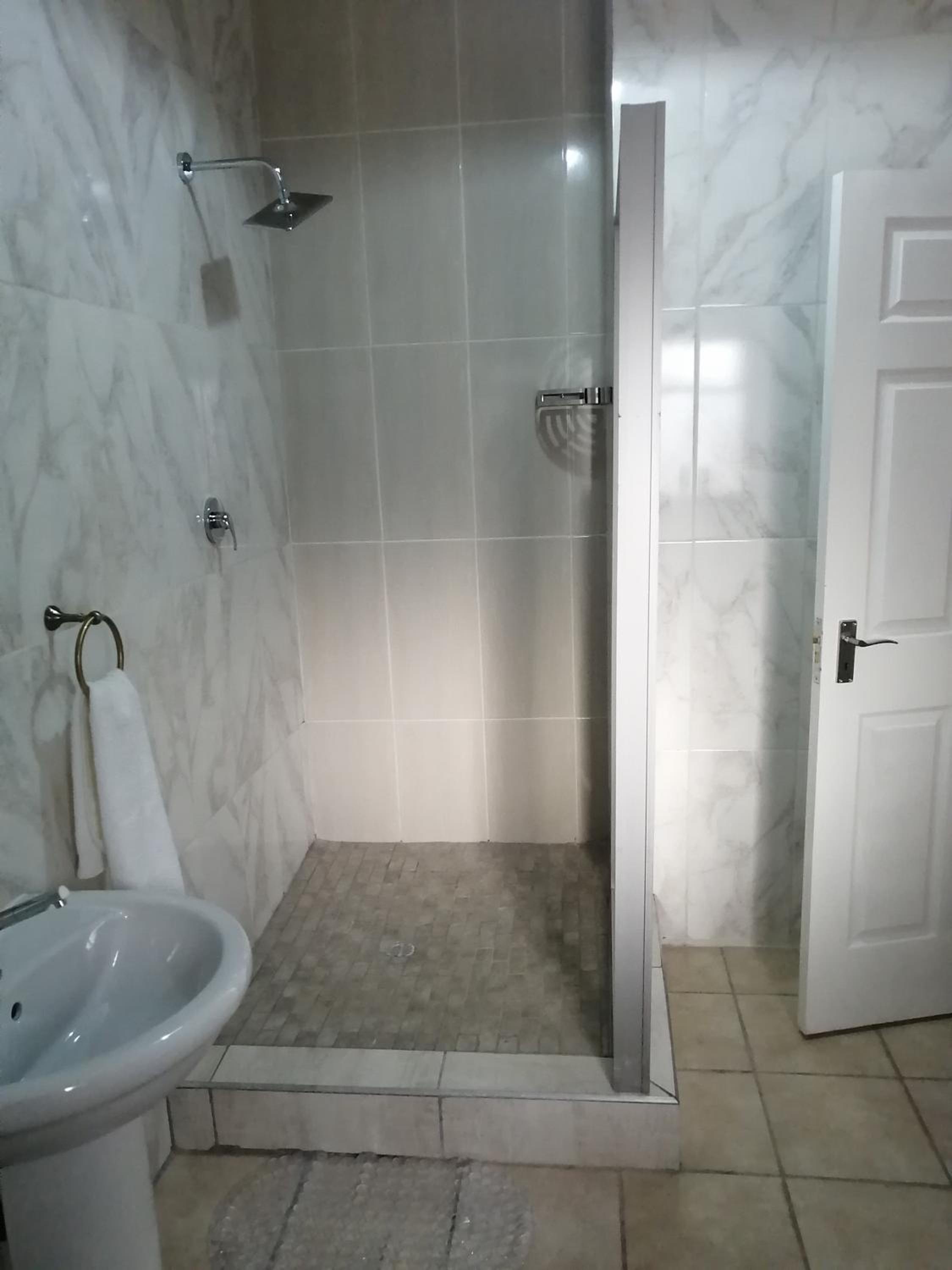 Double Room with Spa Bath - Photo 4