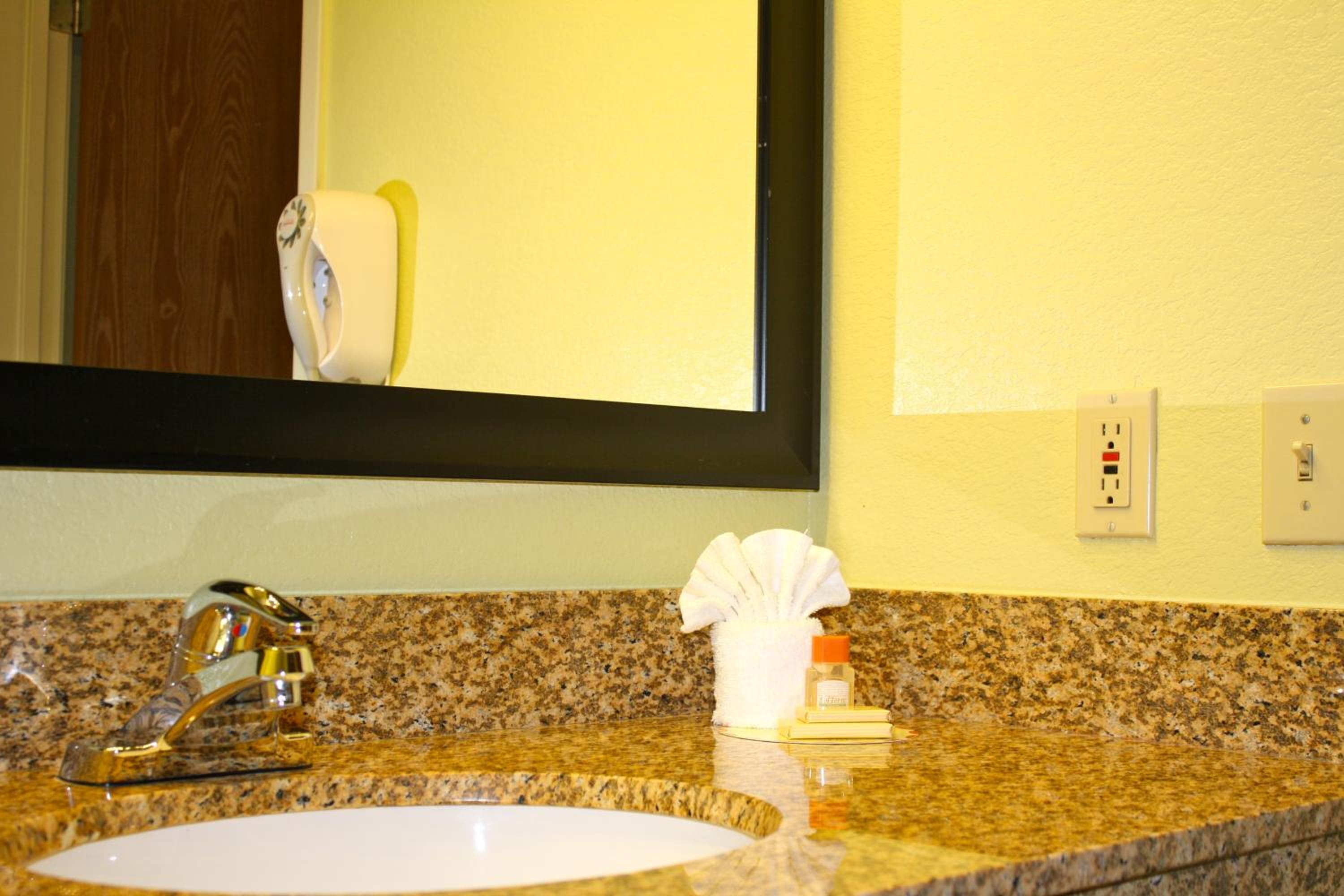 Deluxe Queen Room - Disability Access/Non-Smoking photo 2