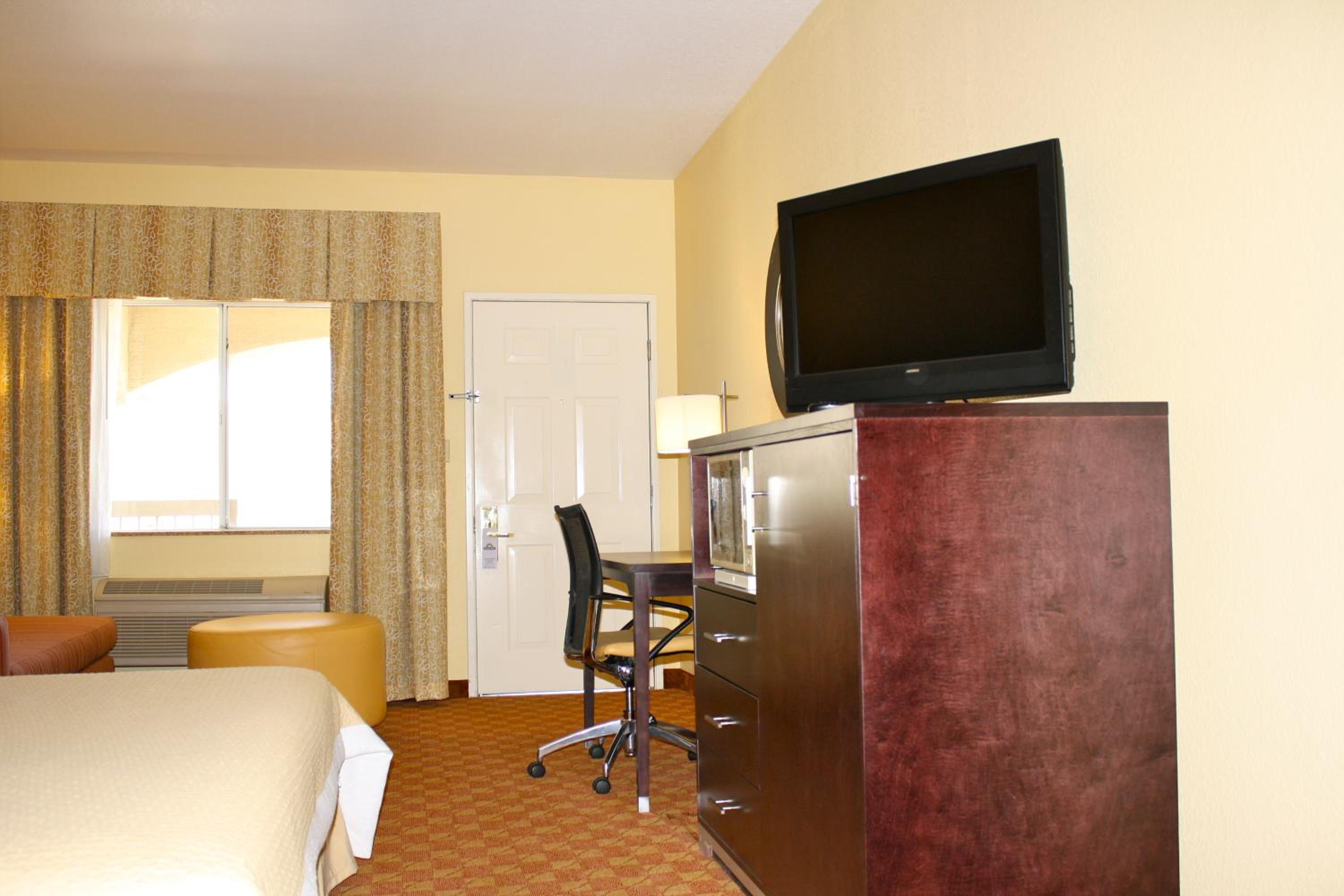 Queen Room with Two Queen Beds - Non-Smoking - Photo 3