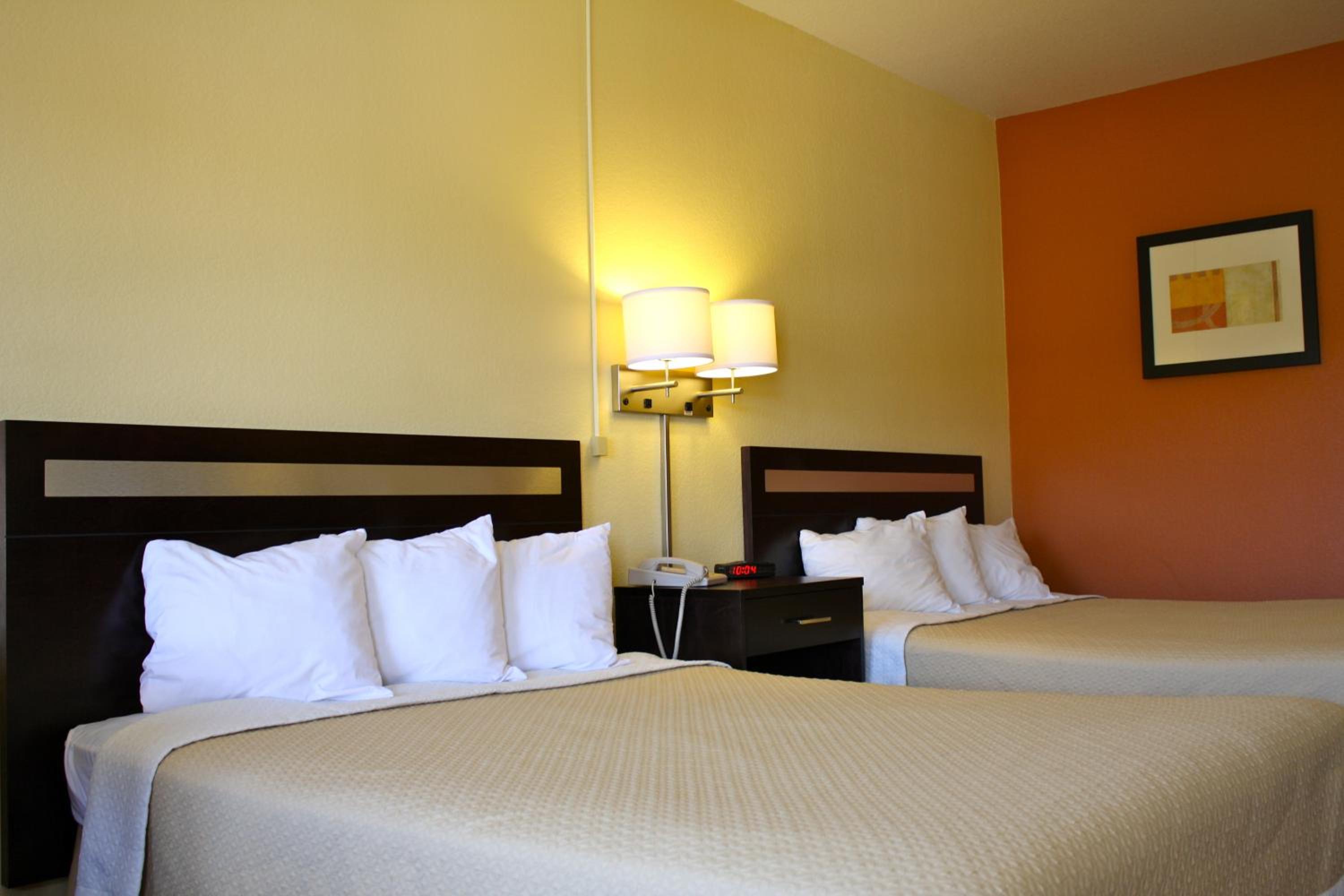 Queen Room with Two Queen Beds - Non-Smoking - Photo 2