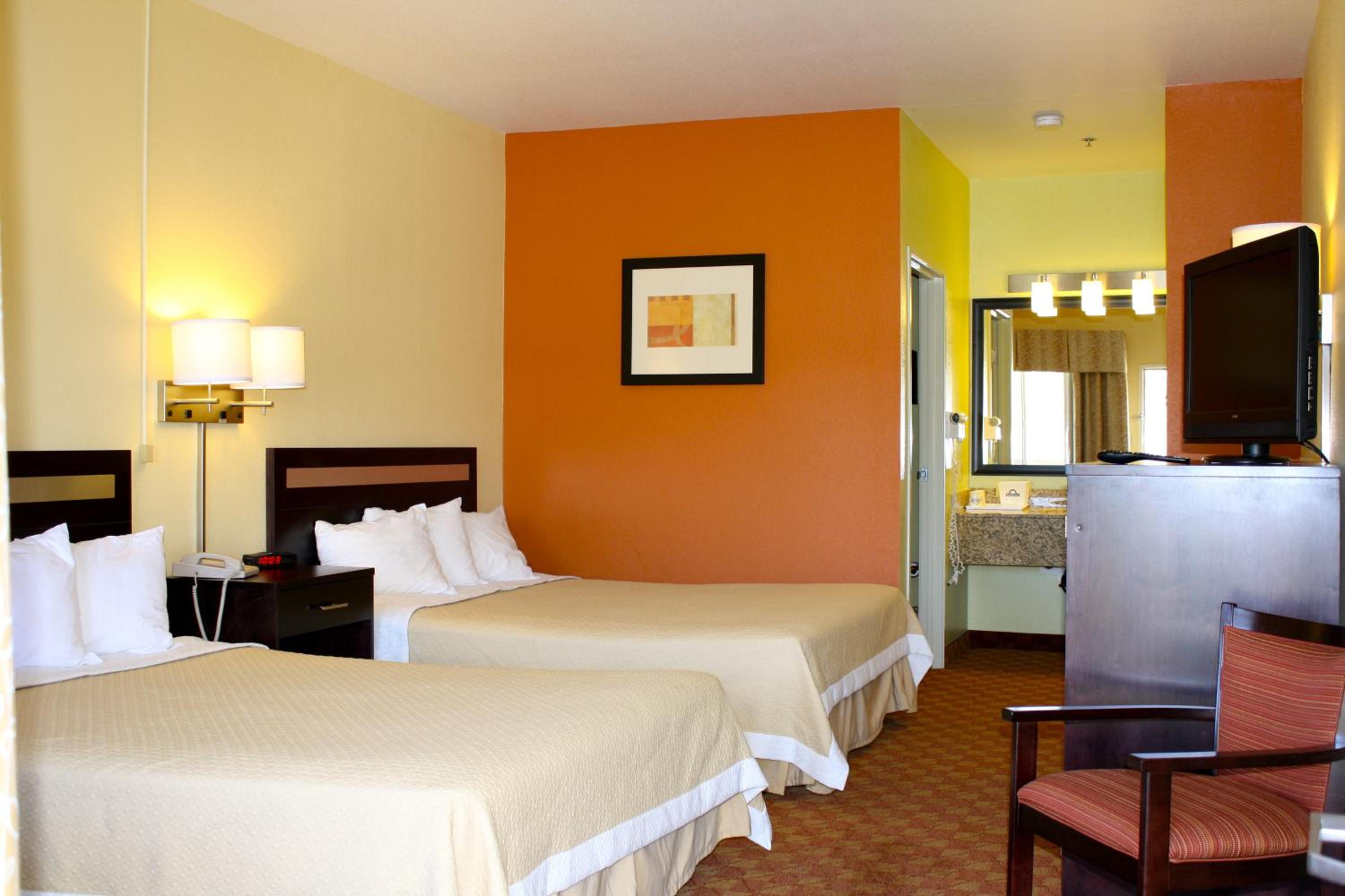Queen Room with Two Queen Beds - Non-Smoking - Photo 4