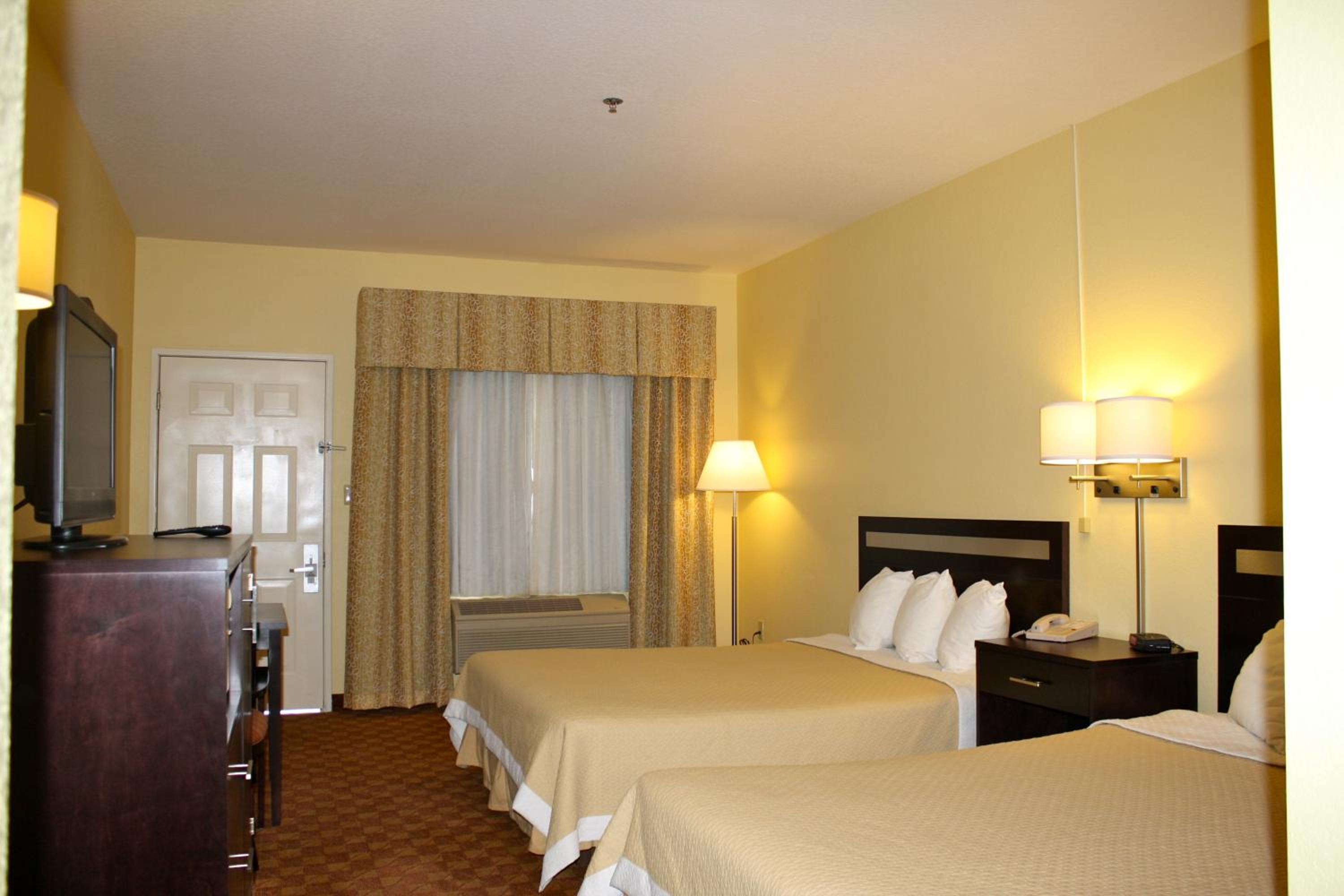 Queen Room with Two Queen Beds - Non-Smoking - Photo 5