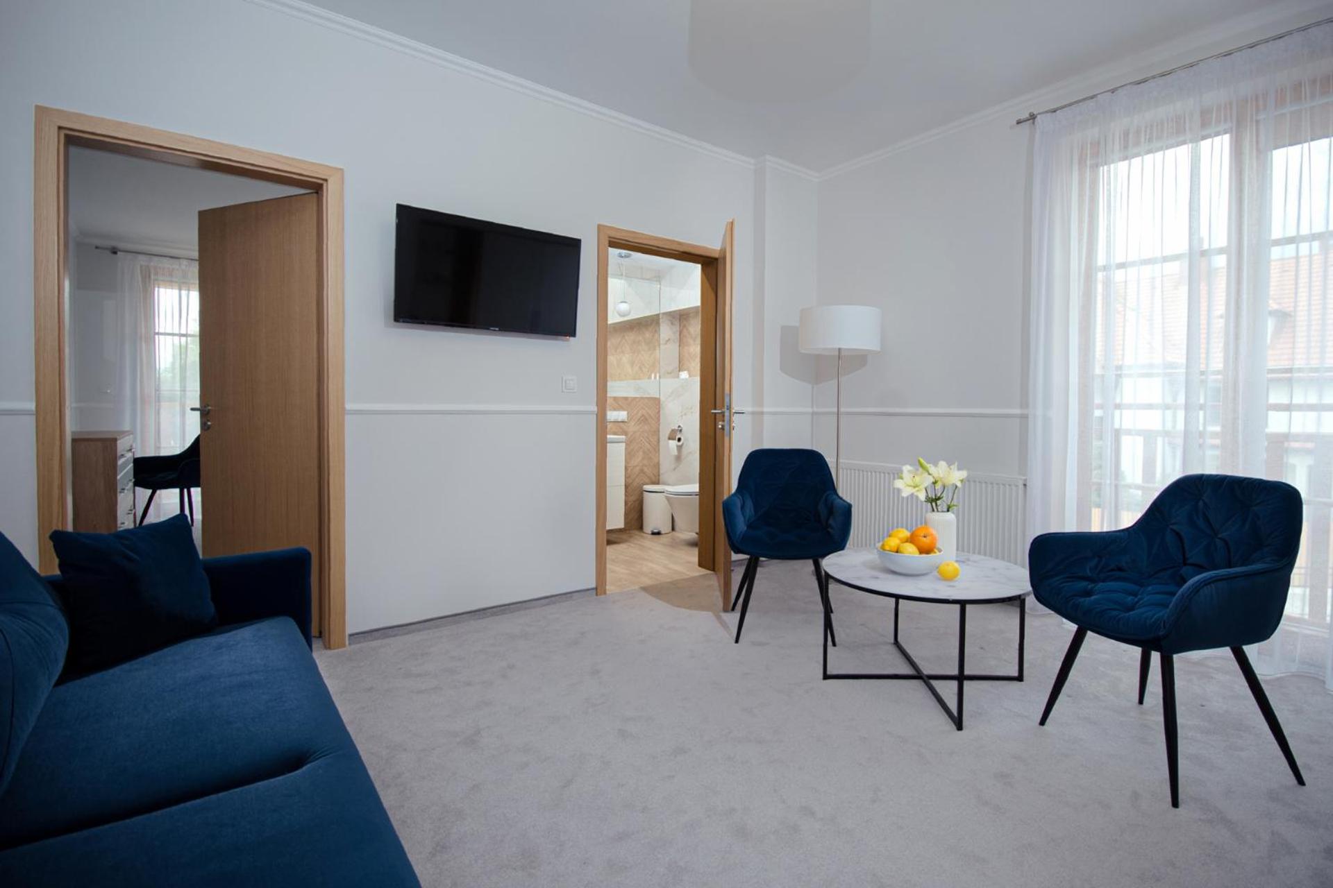 Apartment with Balcony photo 3