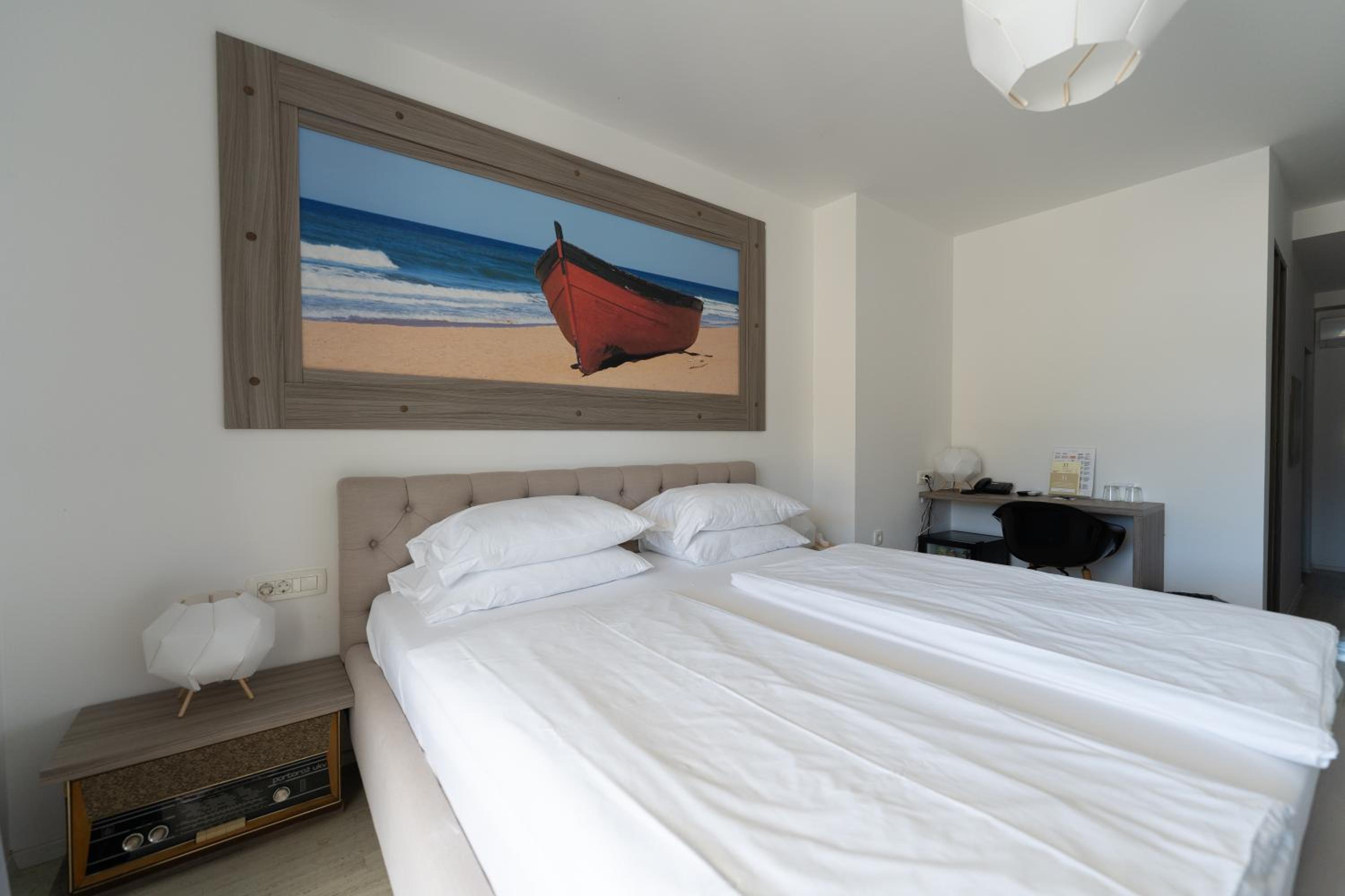 Superior Double Room - Beach Front - Photo 11