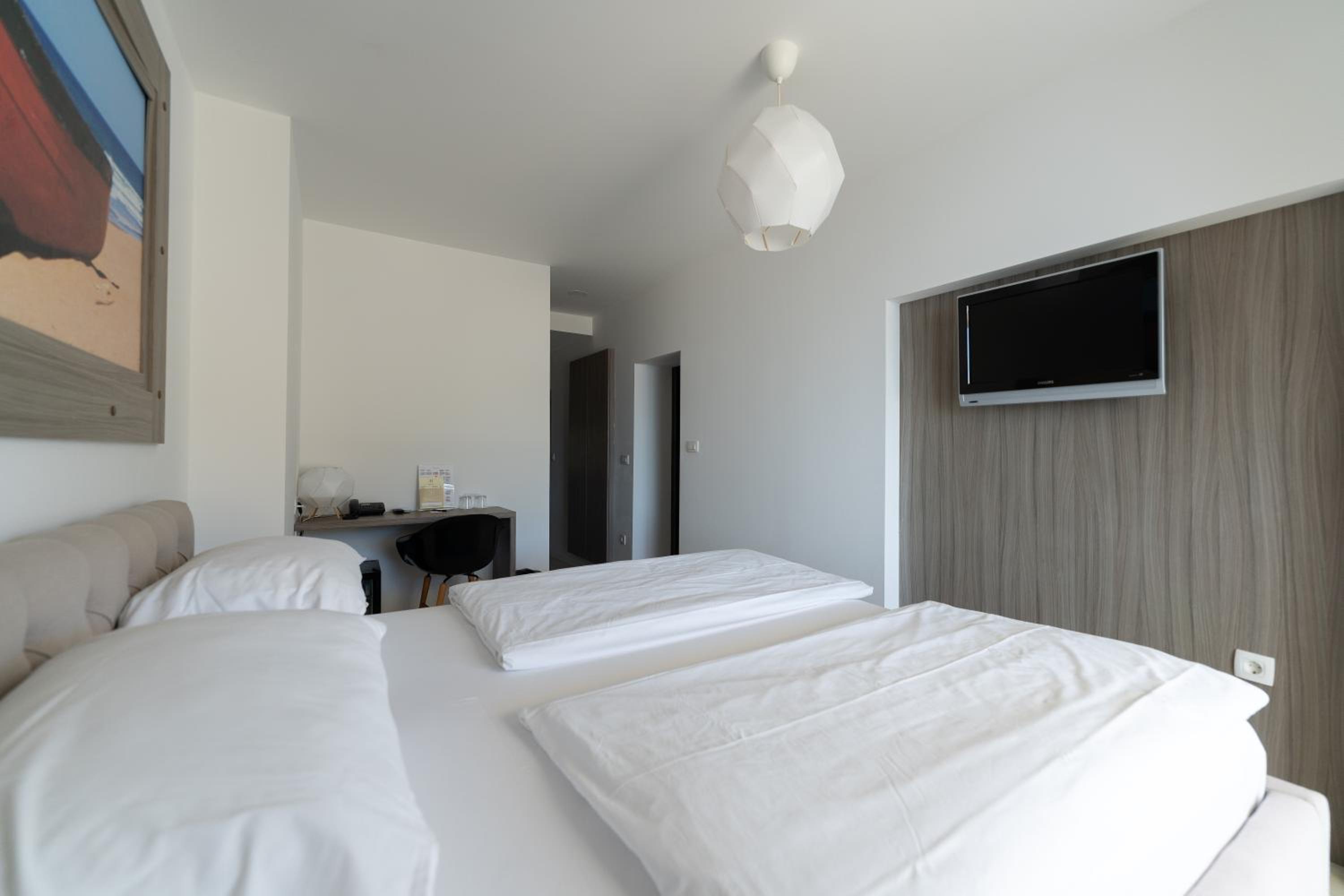 Superior Double Room - Beach Front - Photo 12