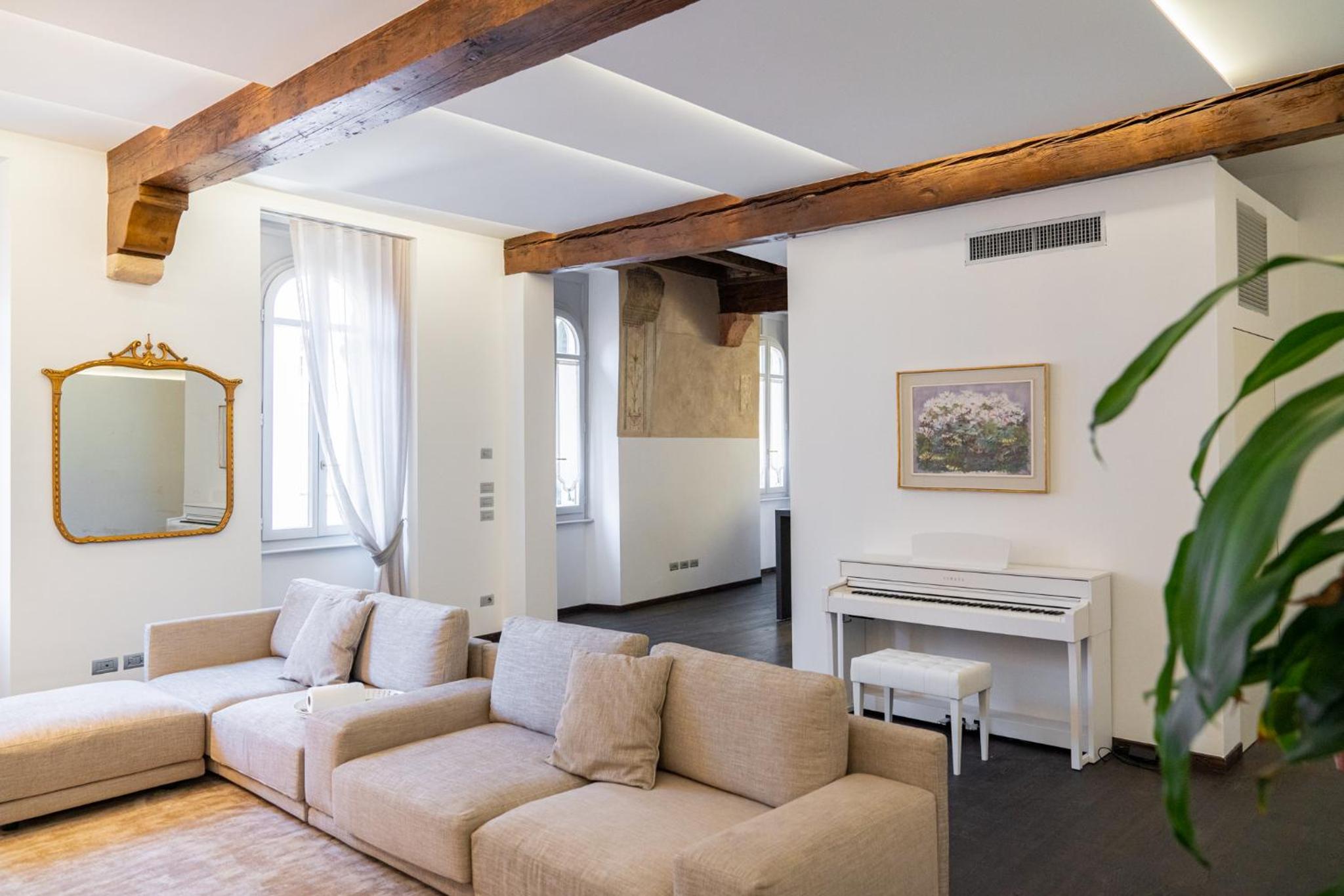 Large Luxury Three-Bedroom Apartment - Separate Building