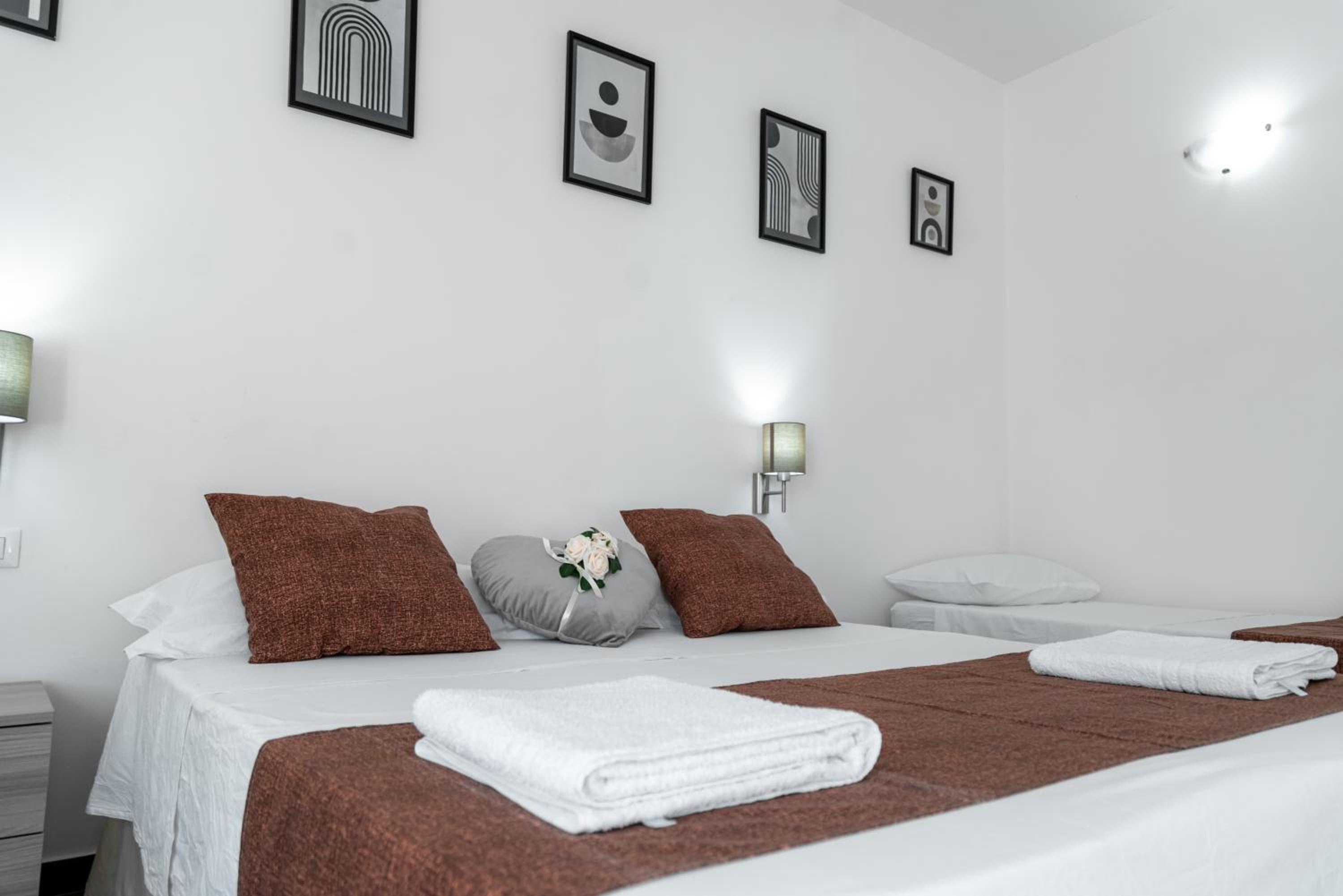 Quadruple Room with Private Bathroom photo 3