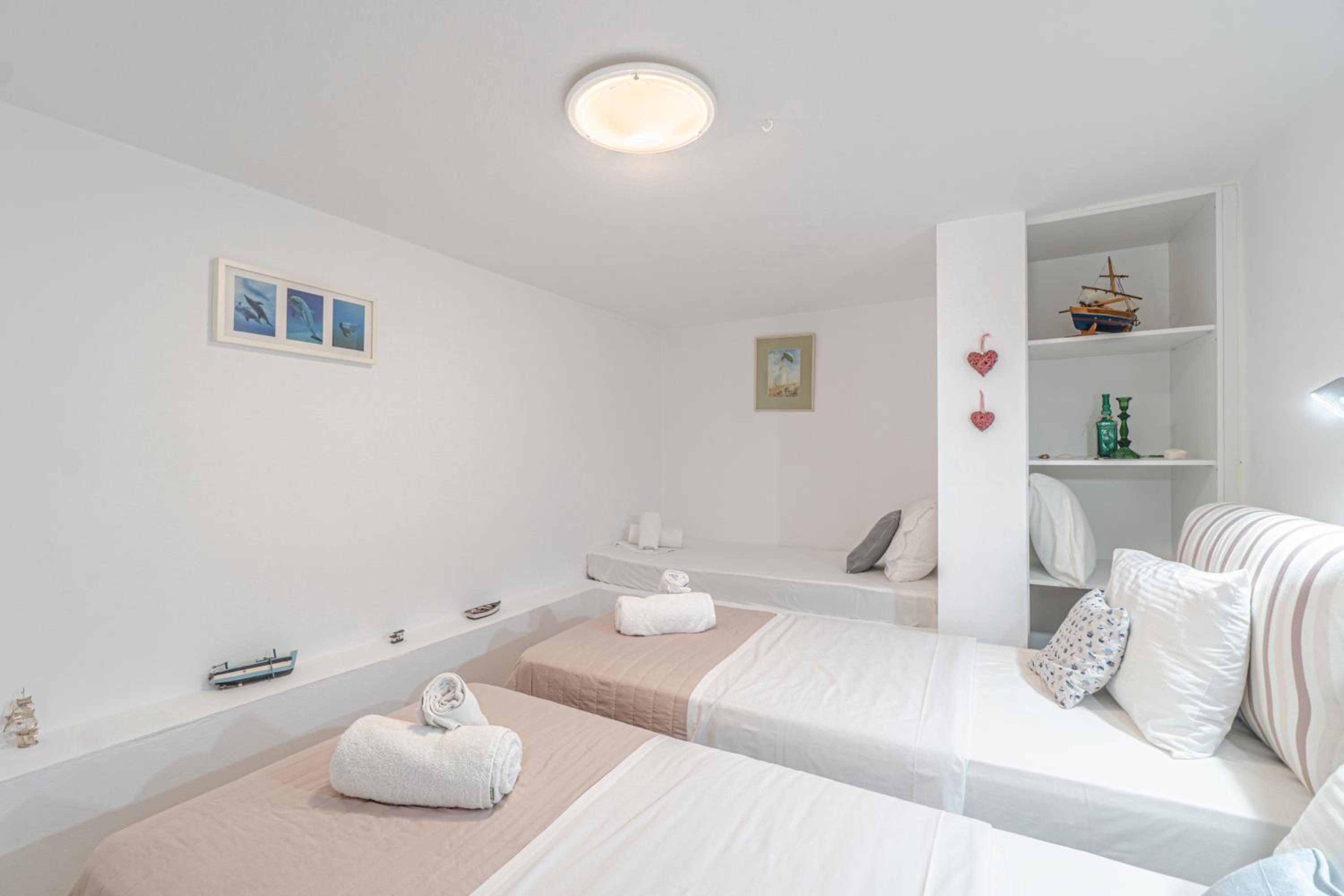 Studio with Private Balcony - Photo 7