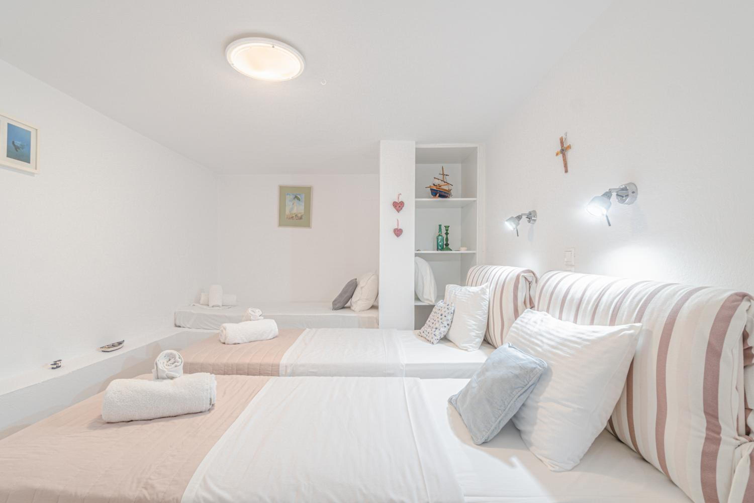 Studio with Private Balcony - Photo 4