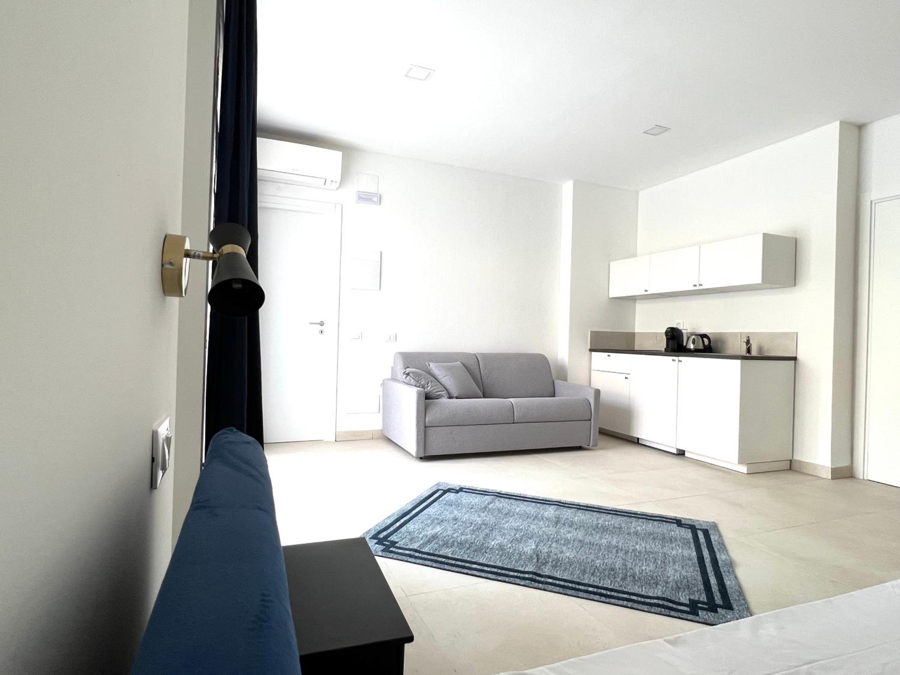 Deluxe Suite - Photo 13