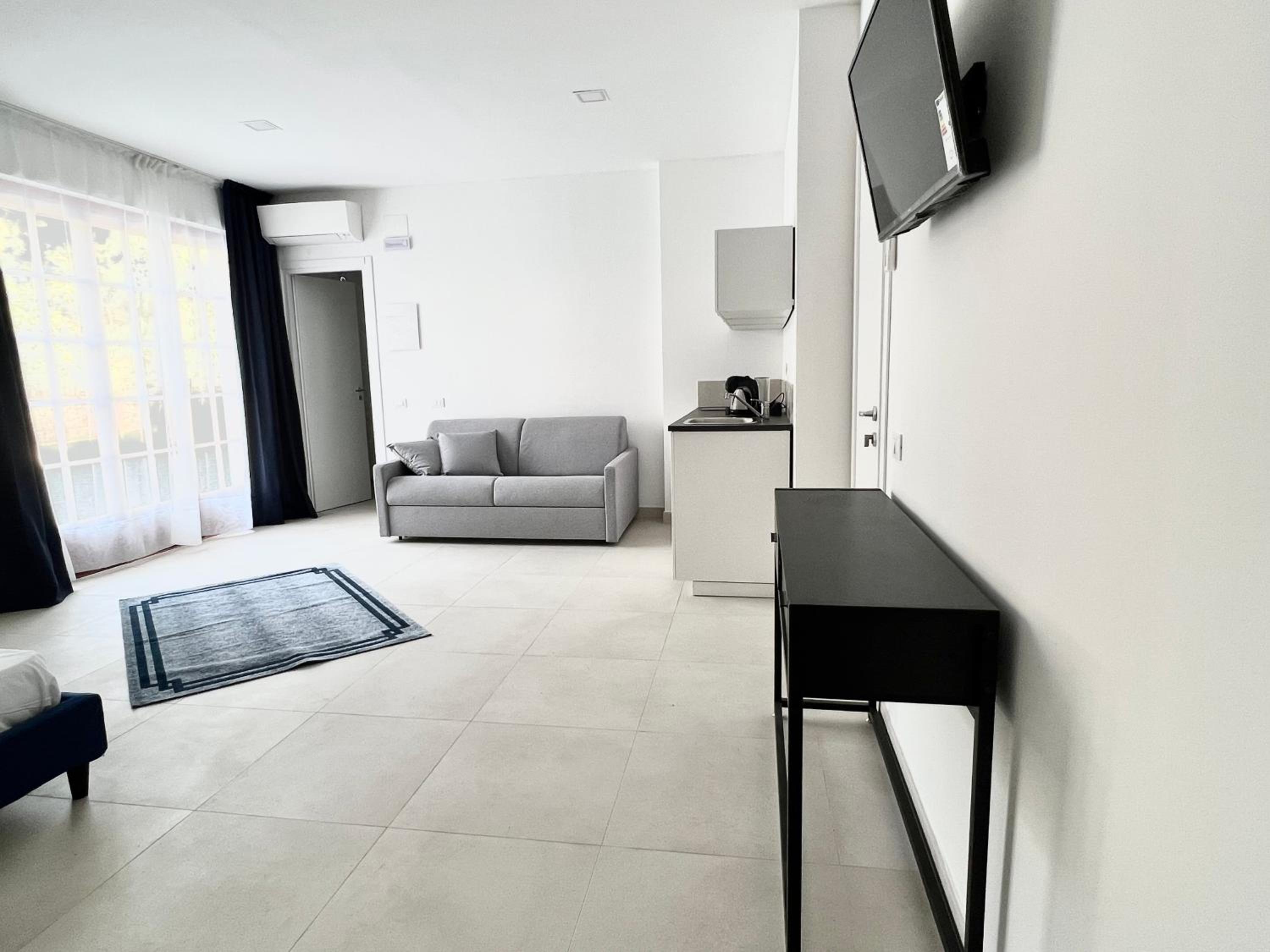 Deluxe Suite - Photo 11