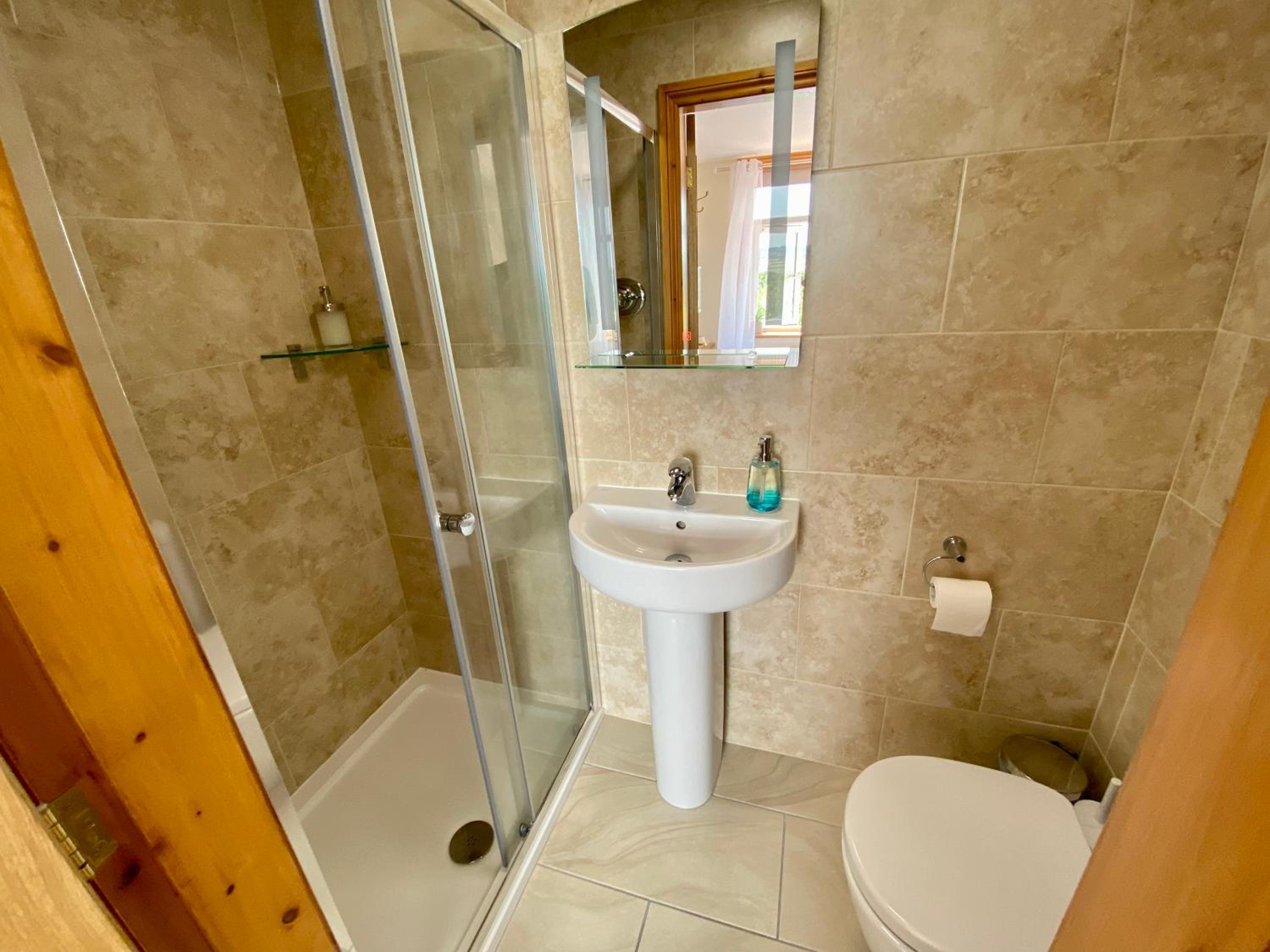 Double Room with Shower - Photo 2