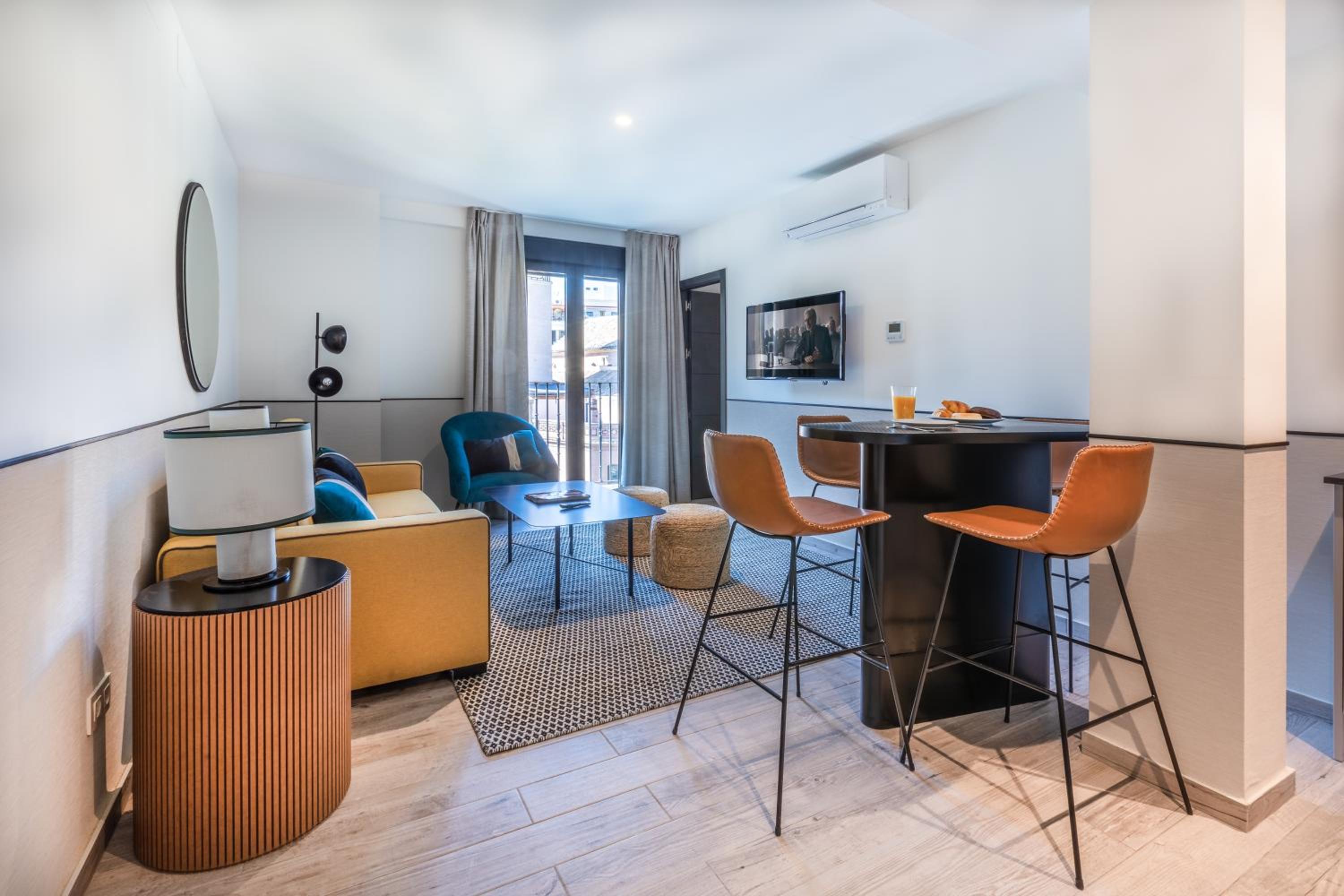 Superior 1 Bedroom Apartment - Photo 3