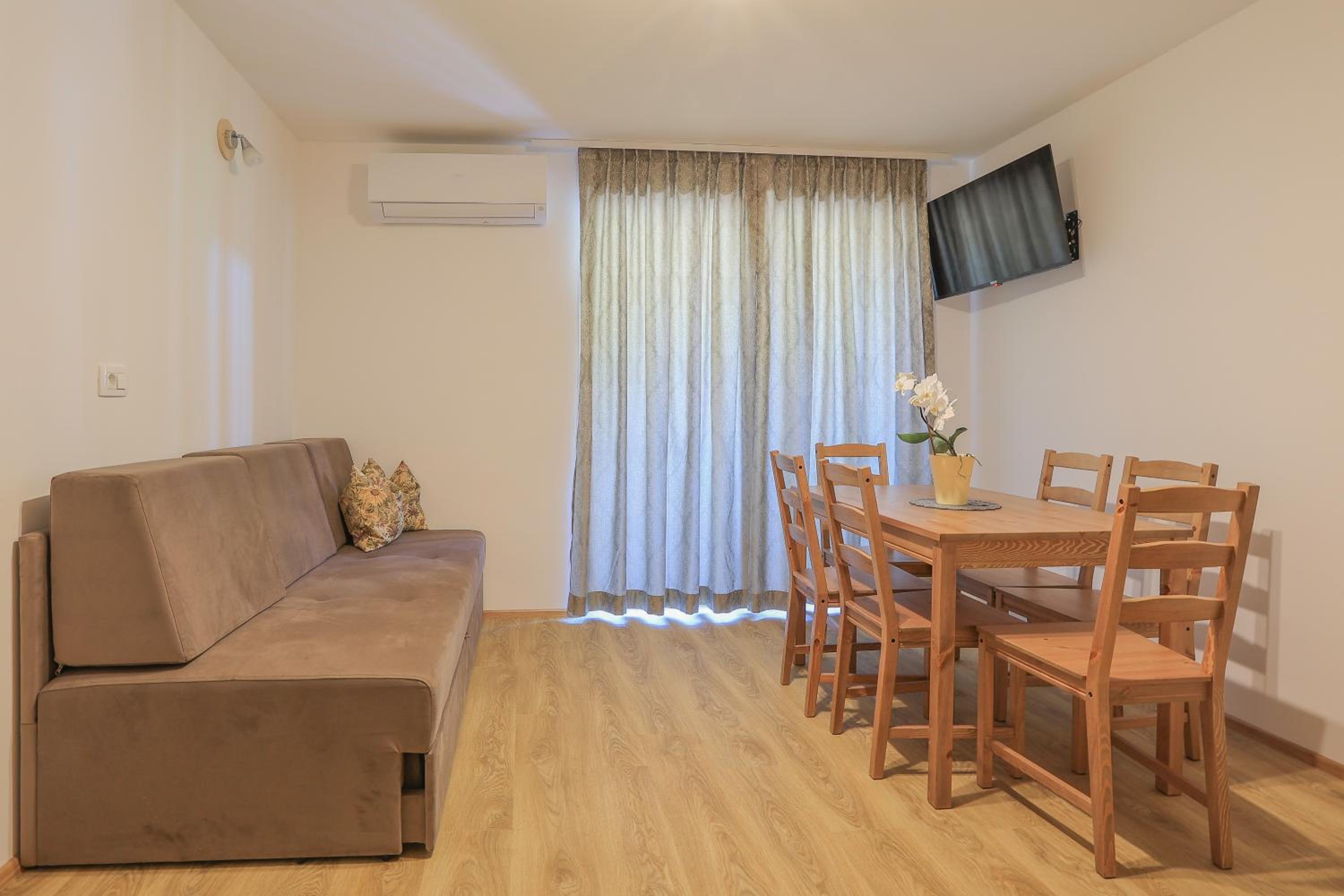 Two-Bedroom Apartment with Balcony photo 2