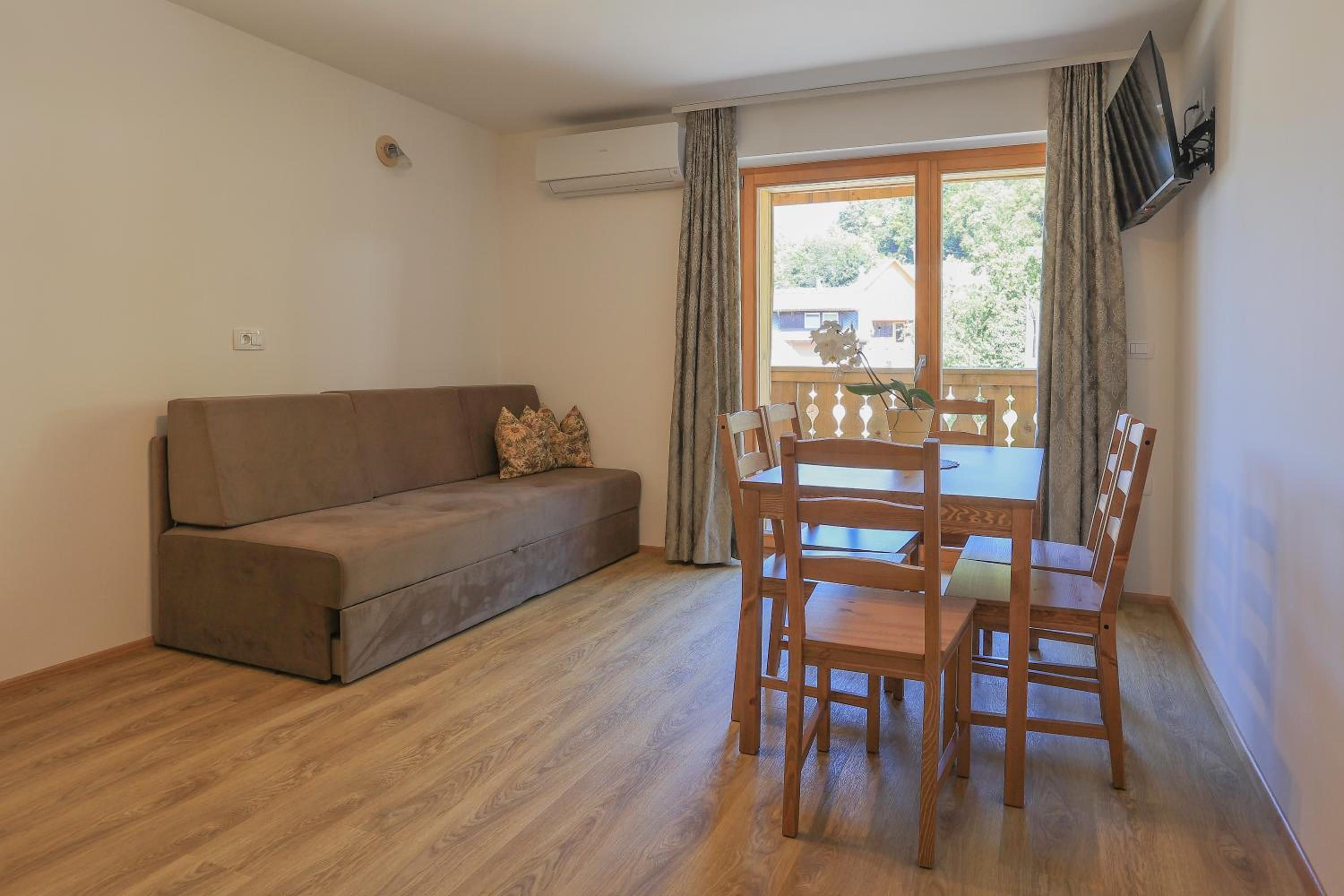 Two-Bedroom Apartment with Balcony photo 3