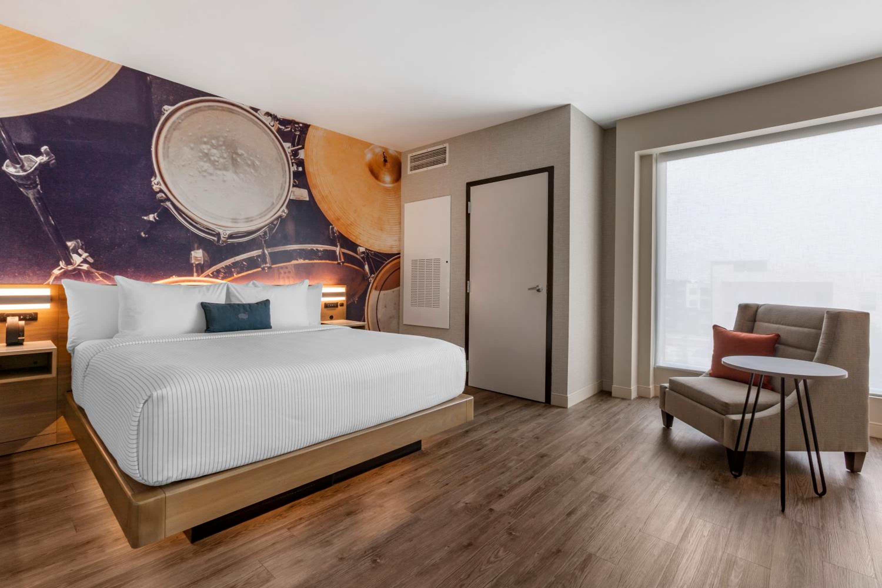 King Suite with Sofa Bed - Non Smoking - Photo 3