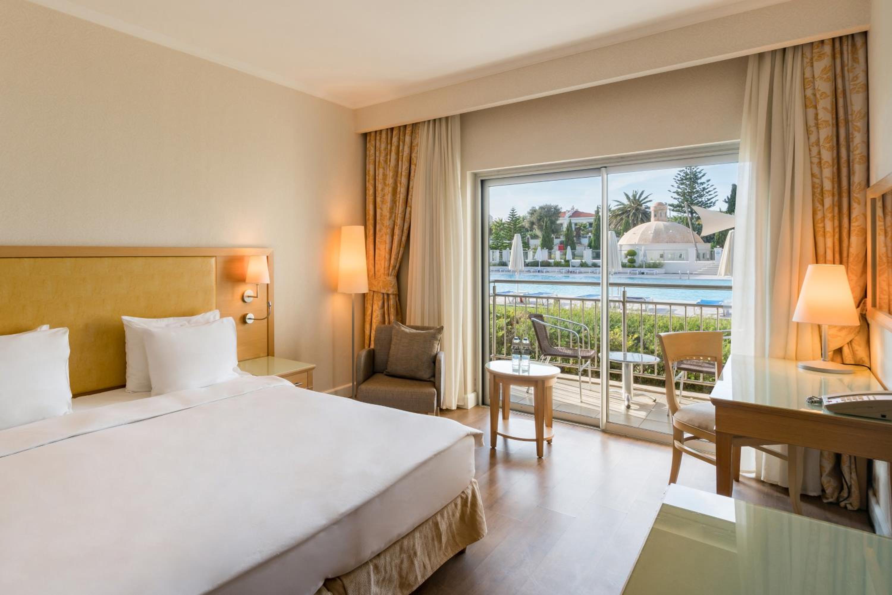 Premium Room with Balcony and Pool View - Photo 8