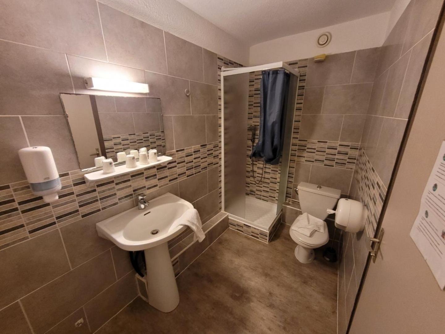 Quadruple Room (2 Adults + 2 Children) photo 3