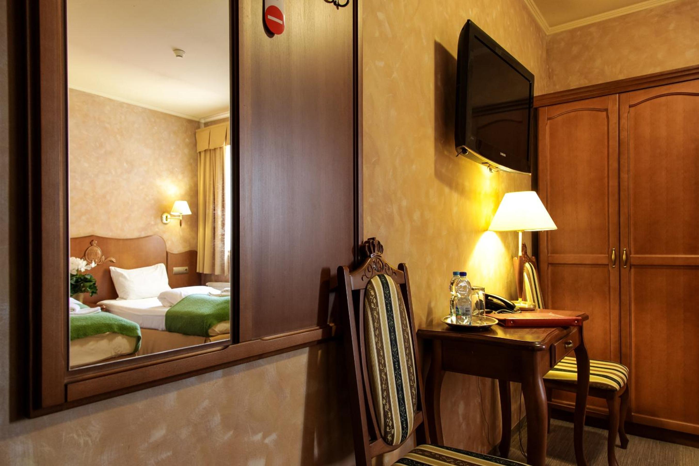 Twin Room - Photo 3