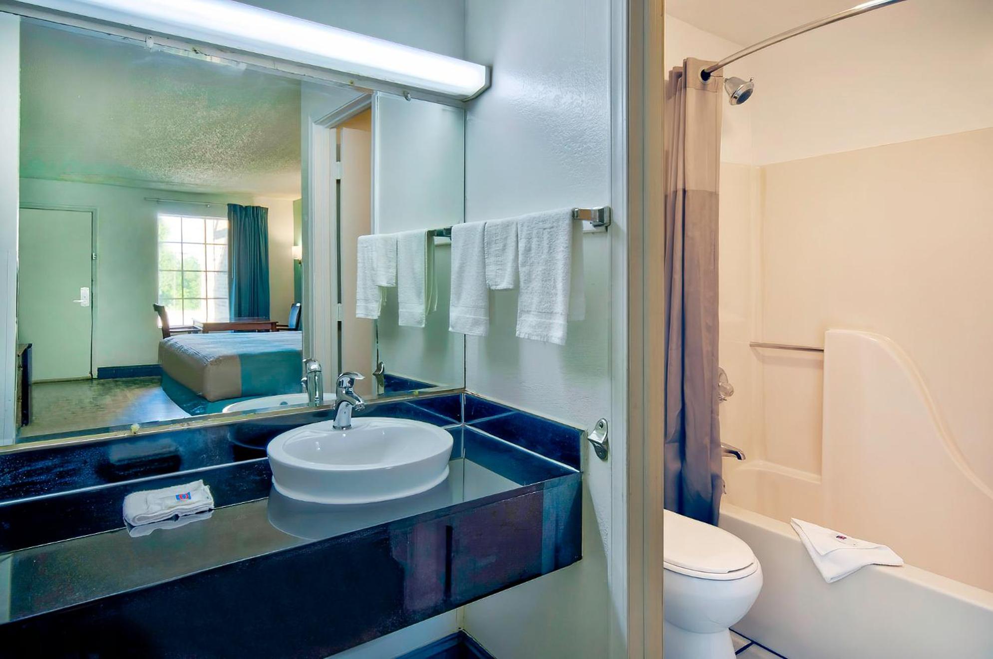 Deluxe King Room - Non-Smoking - Photo 9