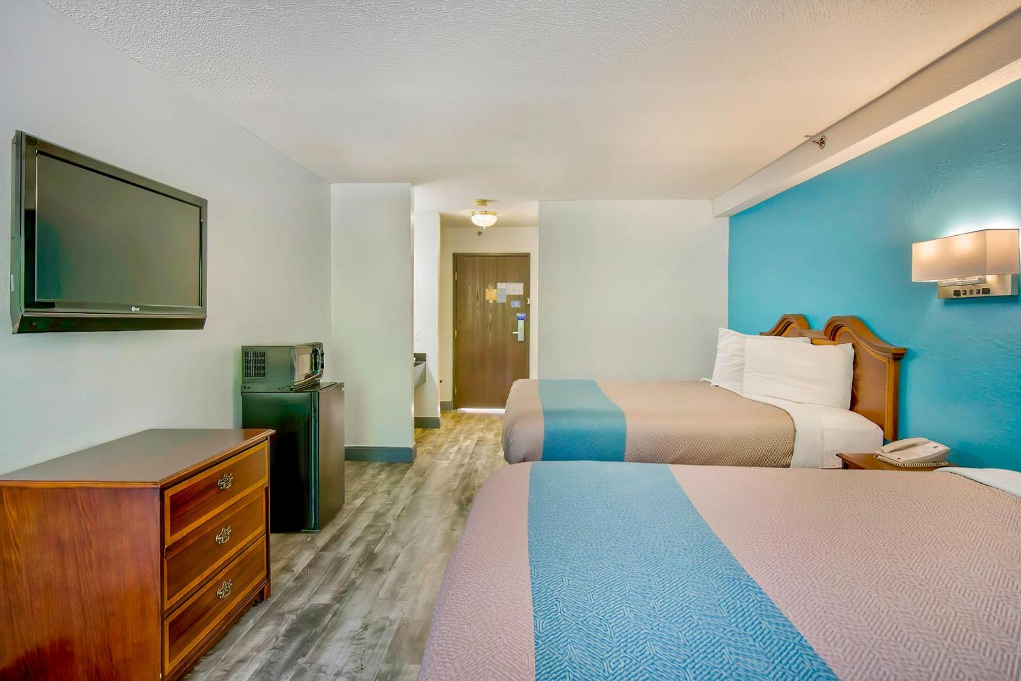 Deluxe Queen Room with Two Queen Beds - Smoking - Photo 8