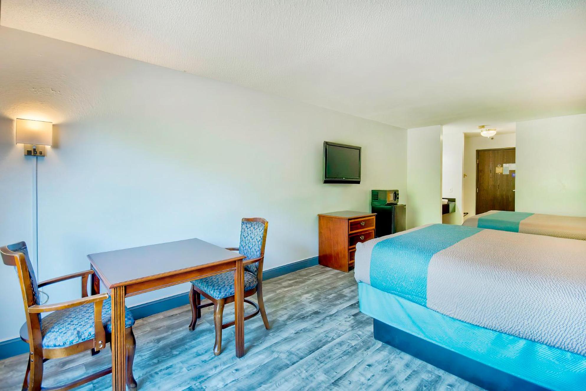 Deluxe Queen Room with Two Queen Beds - Smoking - Photo 7