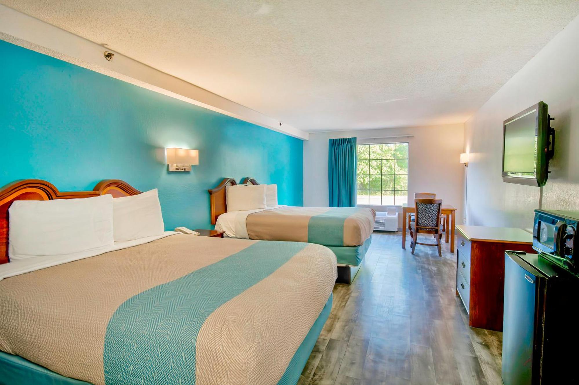 Deluxe Queen Room with Two Queen Beds - Smoking - Photo 12