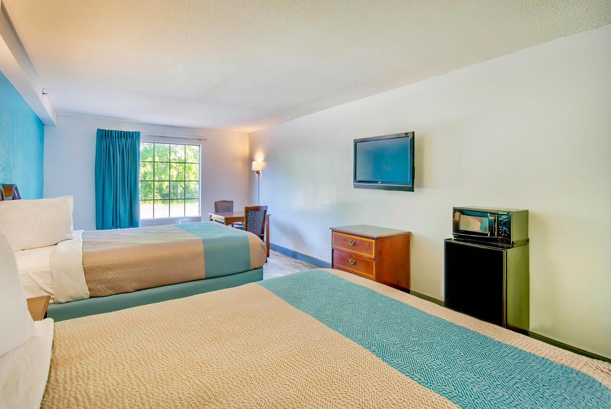 Deluxe Queen Room with Two Queen Beds - Smoking - Photo 9
