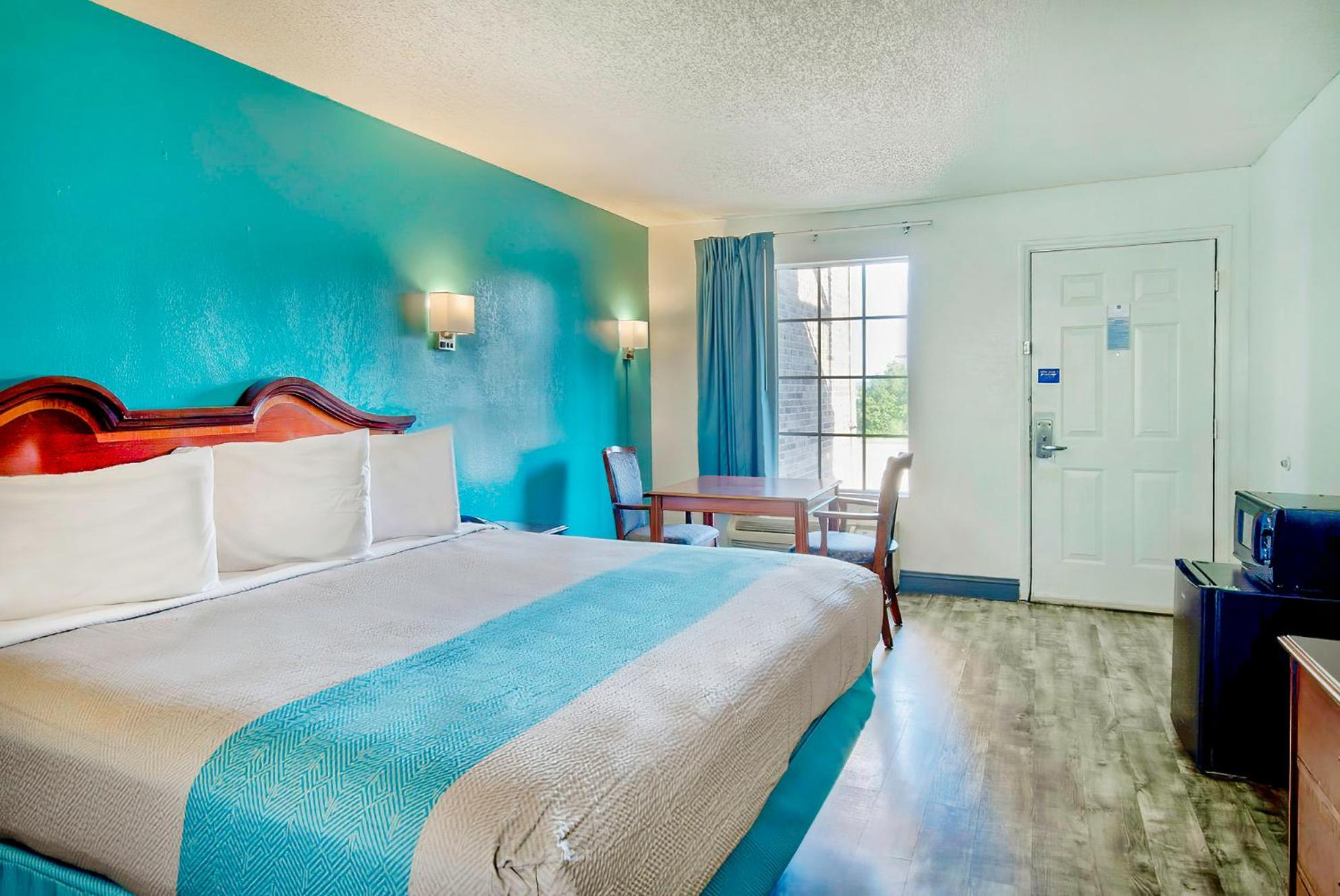 Deluxe King Room - Non-Smoking - Photo 12