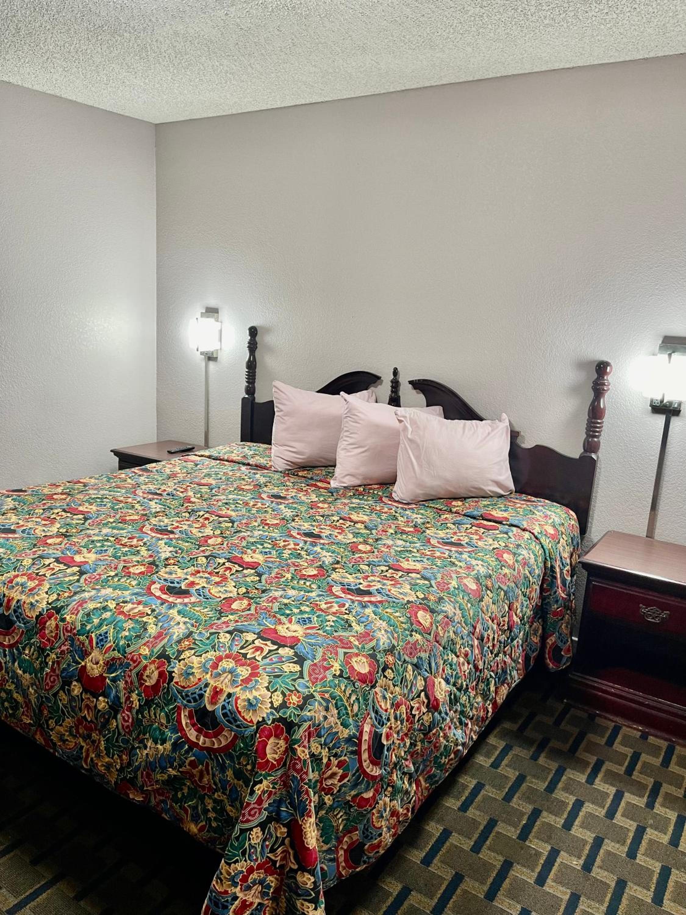 King Room - Non-Smoking - Photo 1