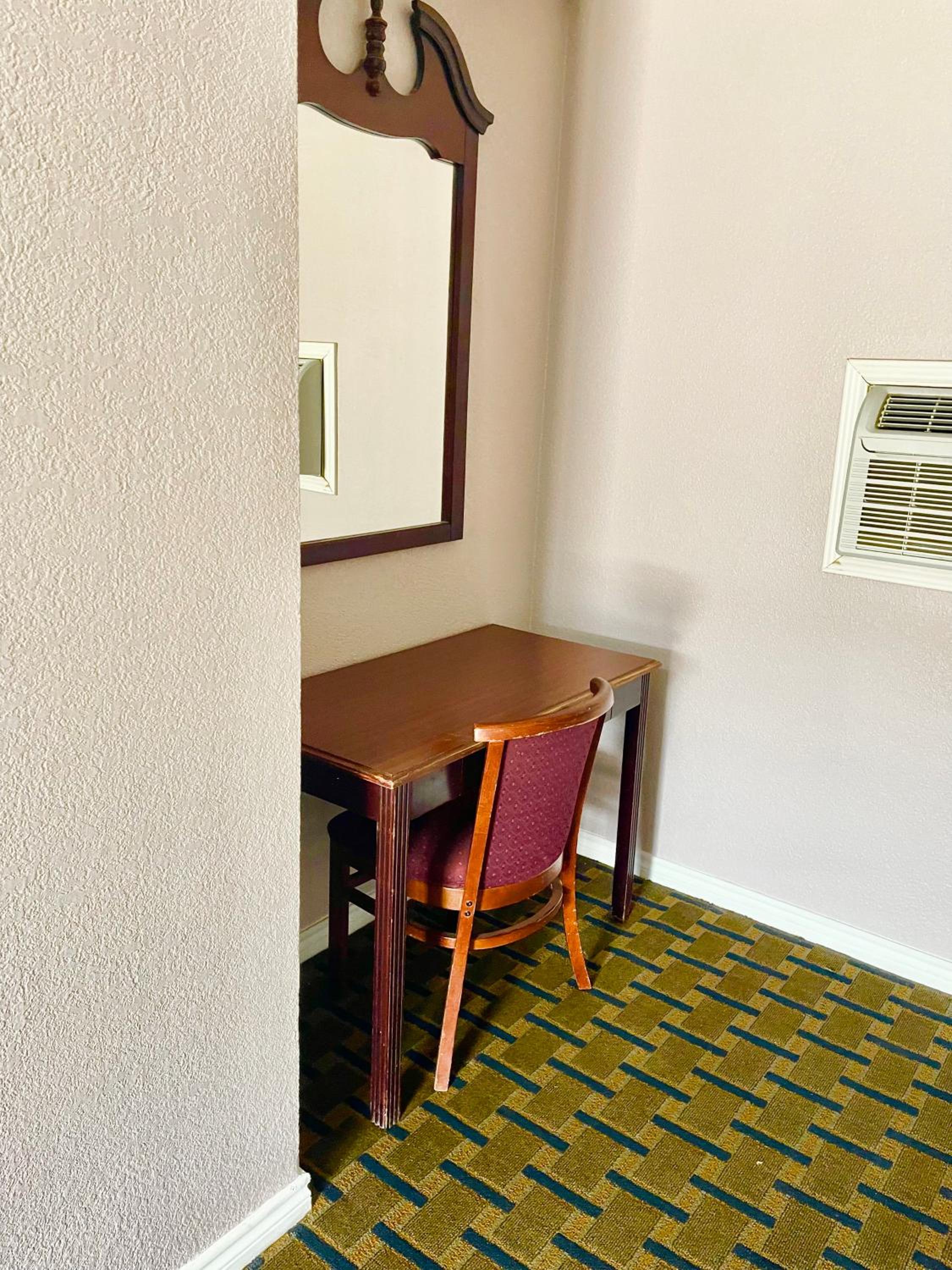 King Room - Non-Smoking - Photo 2