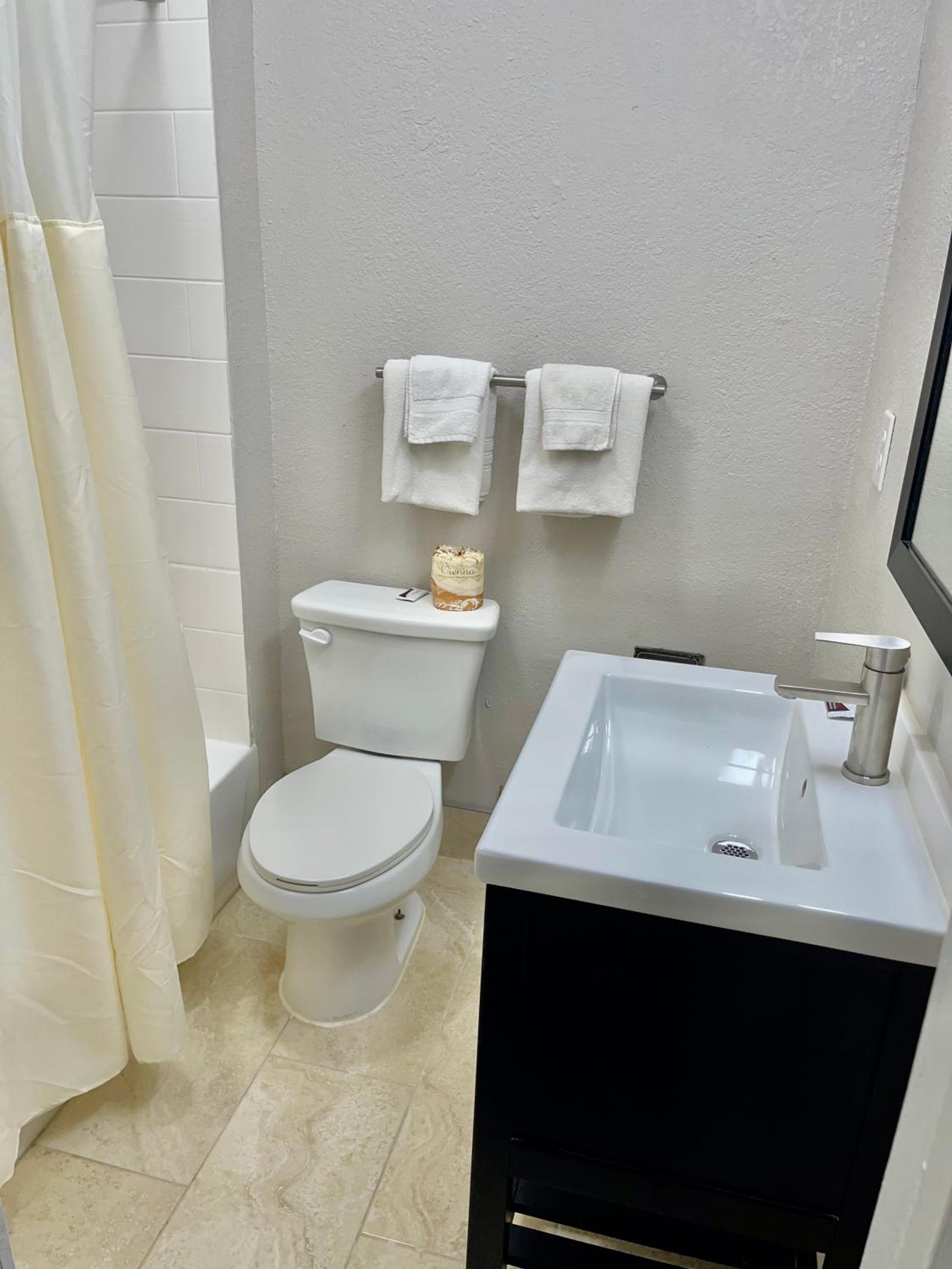 King Room - Non-Smoking - Photo 4