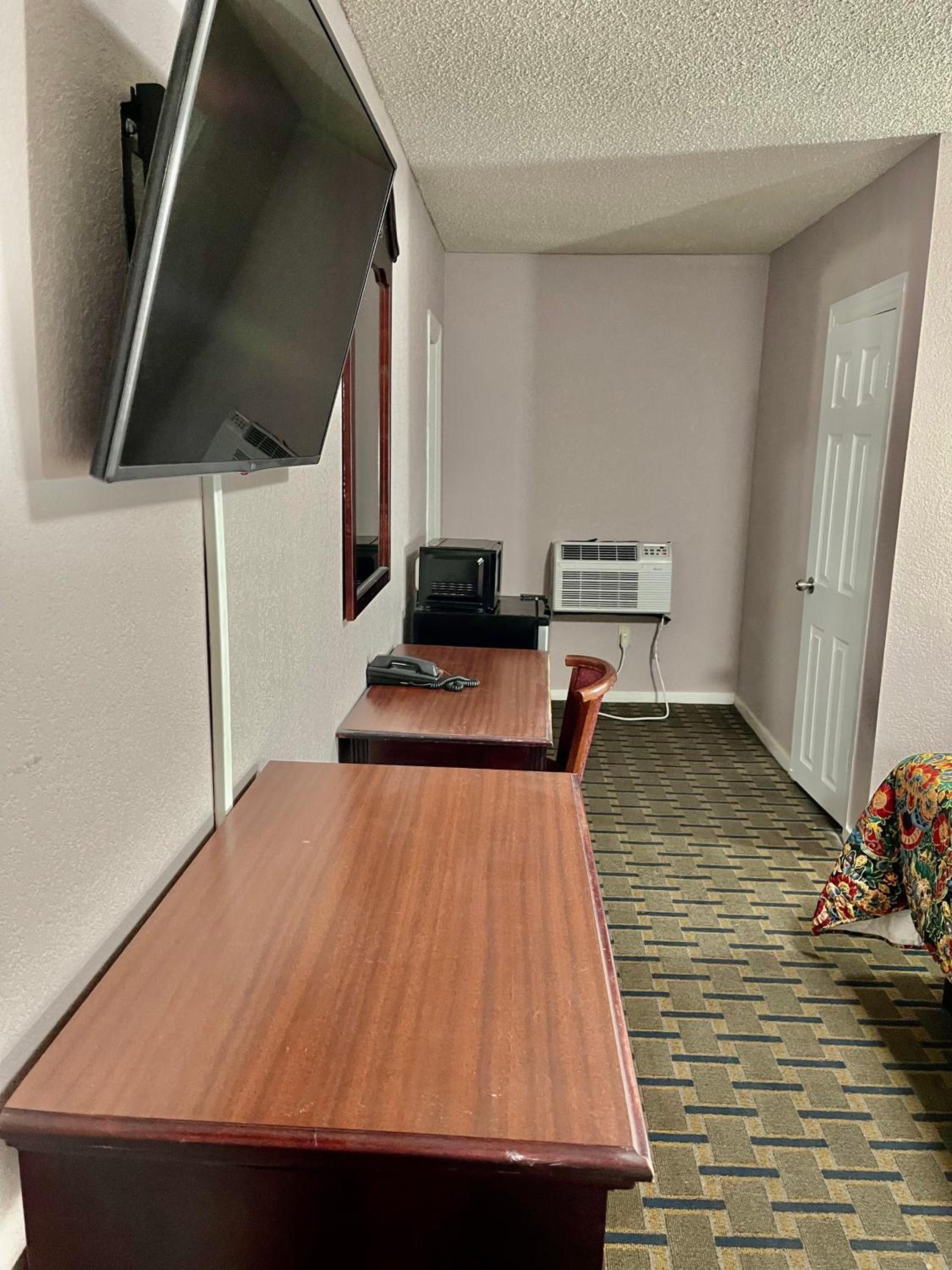 King Room - Non-Smoking - Photo 5