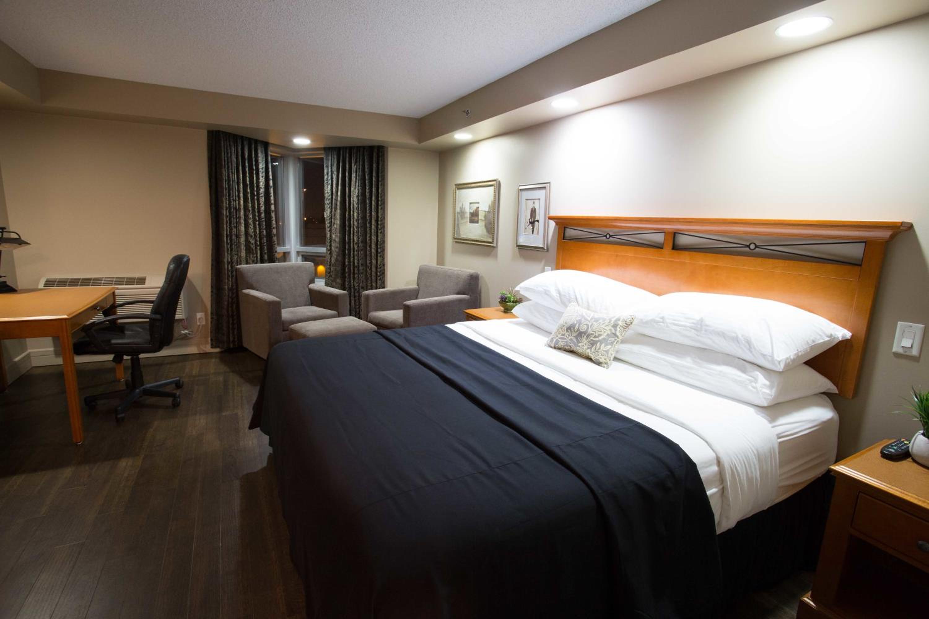 Deluxe King Room - Non-Smoking - Photo 4