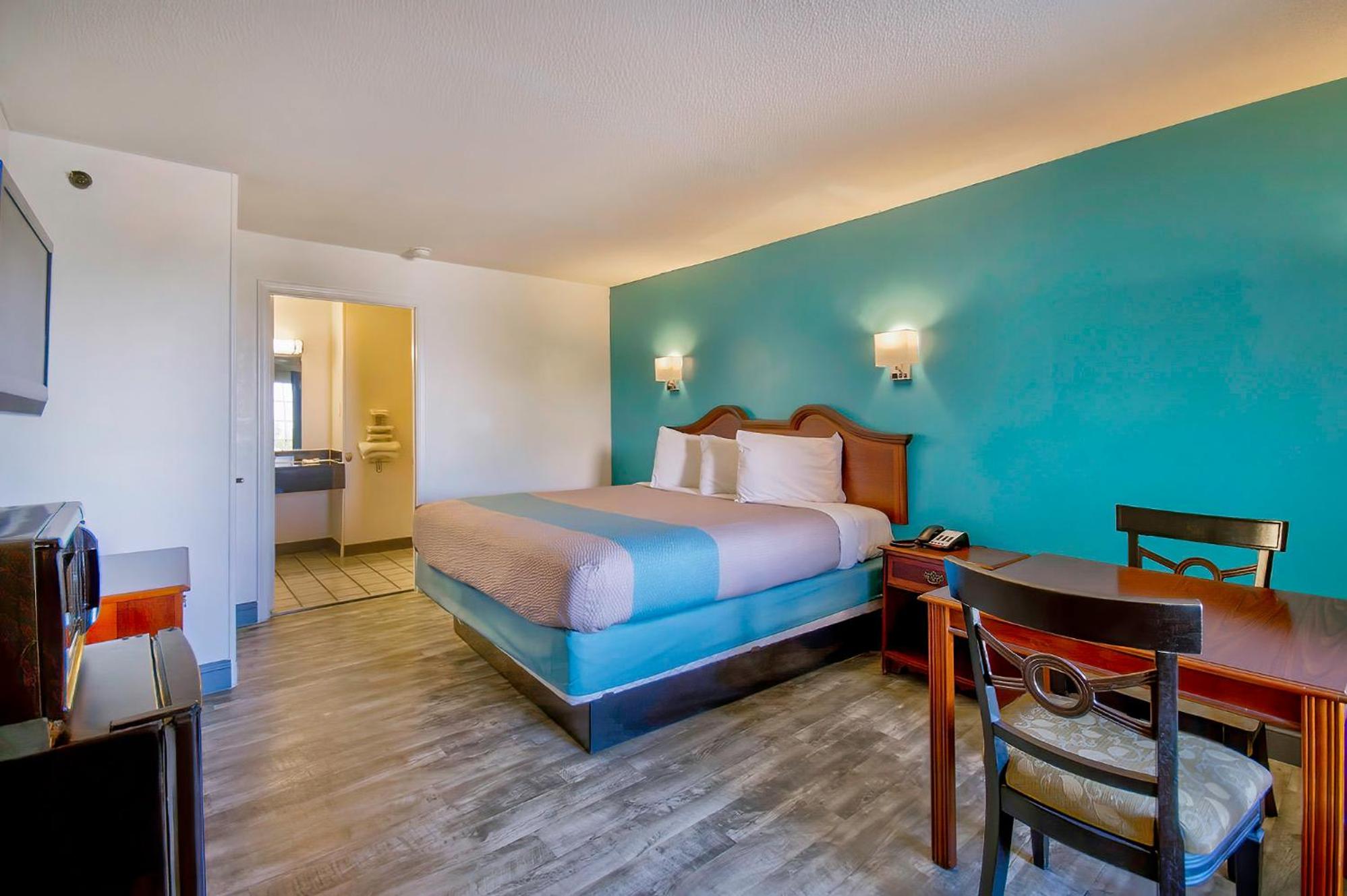 King Room - Disability Access - Non-Smoking - Photo 5