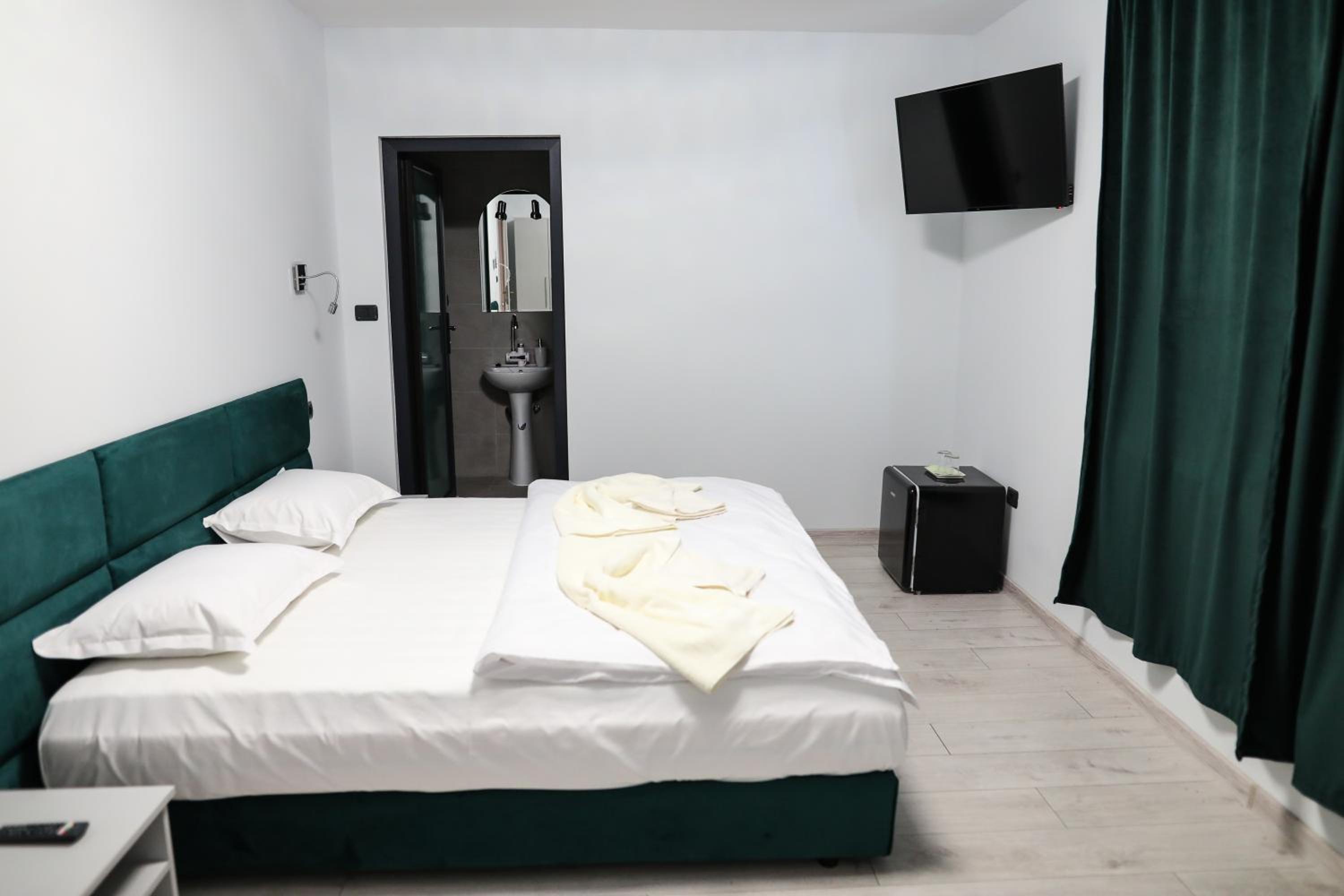 Double Room - Photo 9