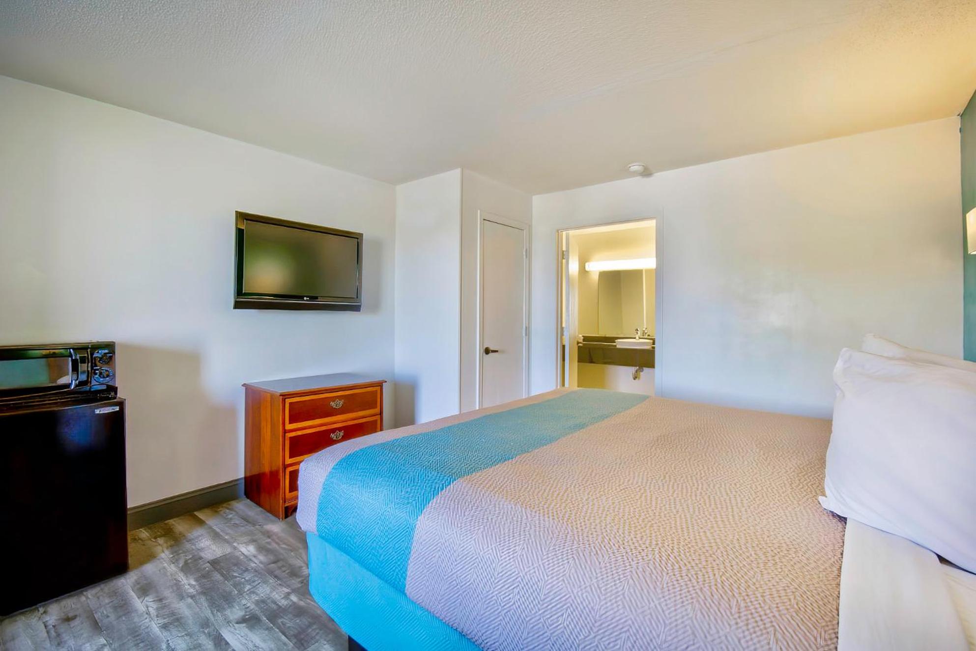 Deluxe King Room - Non-Smoking - Photo 1